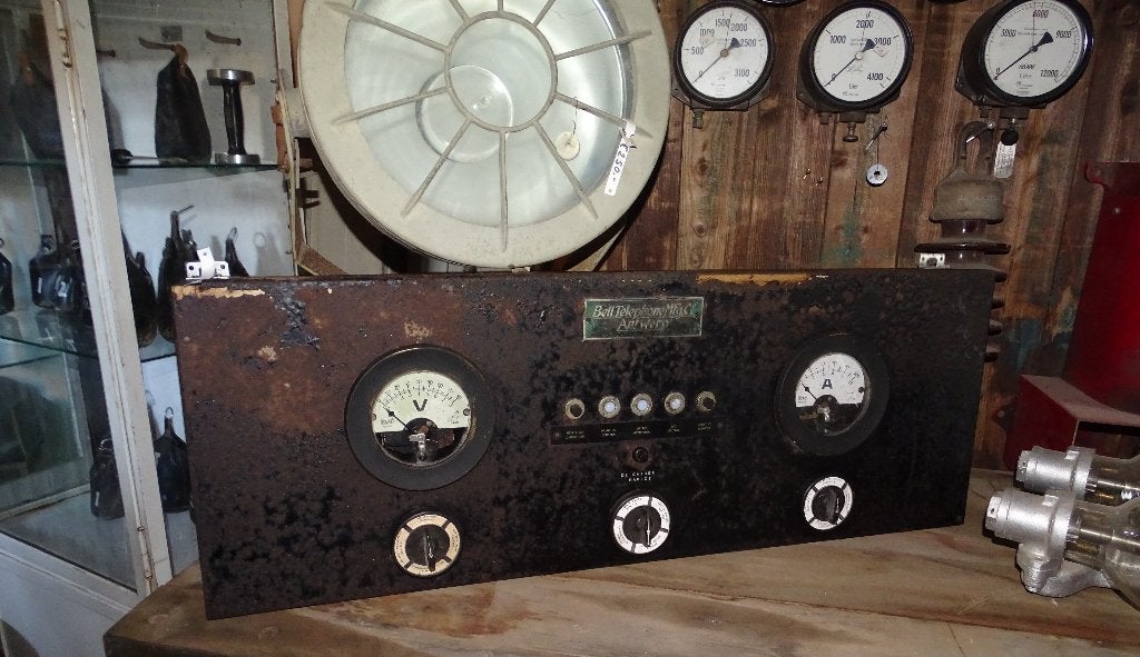 bedieningspaneel met voltmeter en ampèremeter, Ophalen