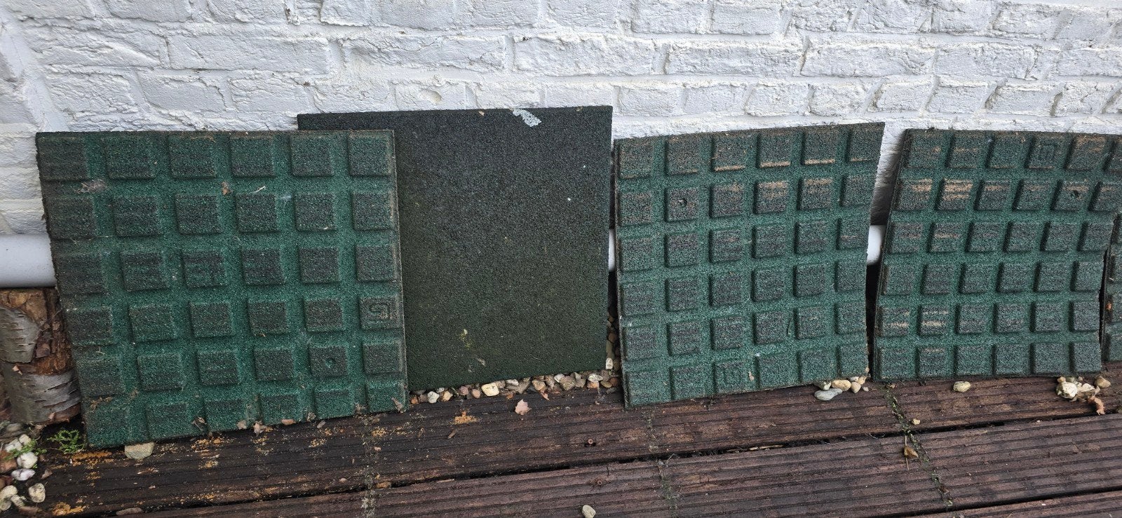 Gratis Rubber tegels 50x50x2cm, donkergroen, gratis af te ha