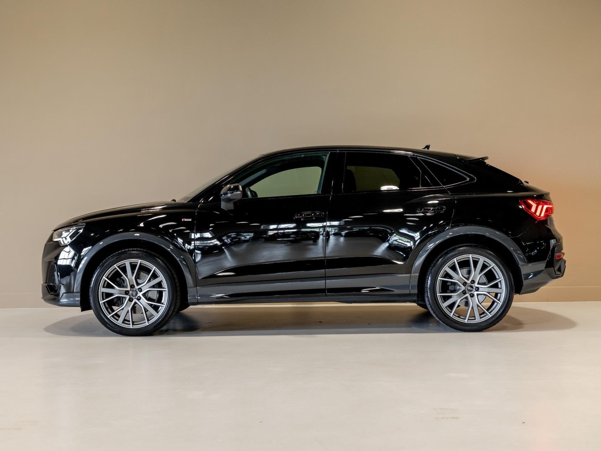 Audi Q3 Sportback 45 TFSI quattro 2x S-Line / 230pk / Panora, Gebruikt, 4 cilinders, Zwart, Bedrijf