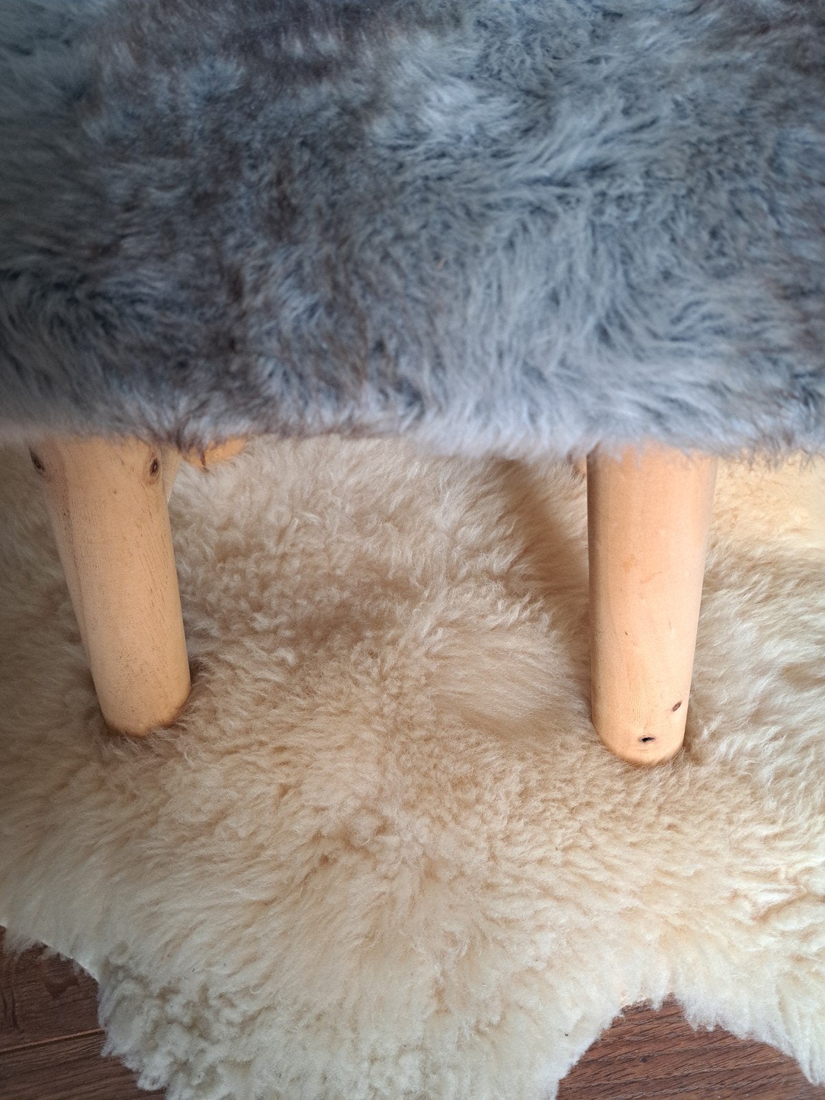 Decoratief krukje met vacht - Houten poten, Huis en Inrichting, Ophalen, Gebruikt, Hout