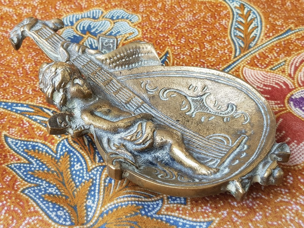 Mooi oud koper muntenschaaltje uit Engeland met een putti., Ophalen of Verzenden, Koper