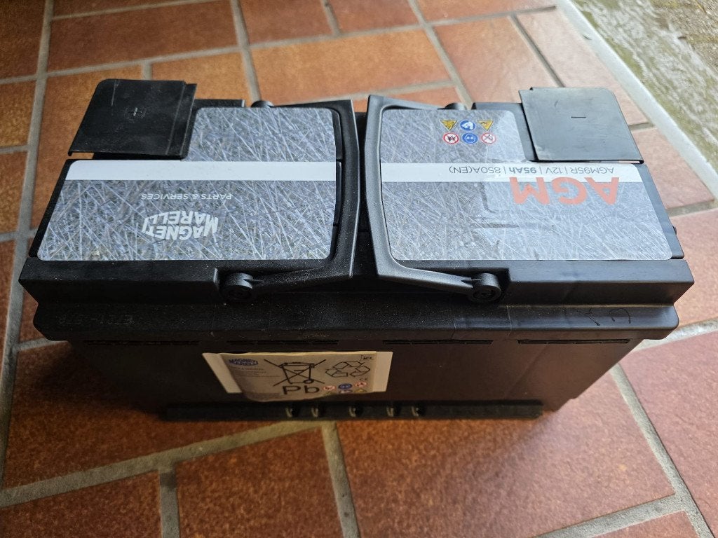 Huishoudaccu Magneti Marelli AGM95R evt met lader., Ophalen, Zo goed als nieuw