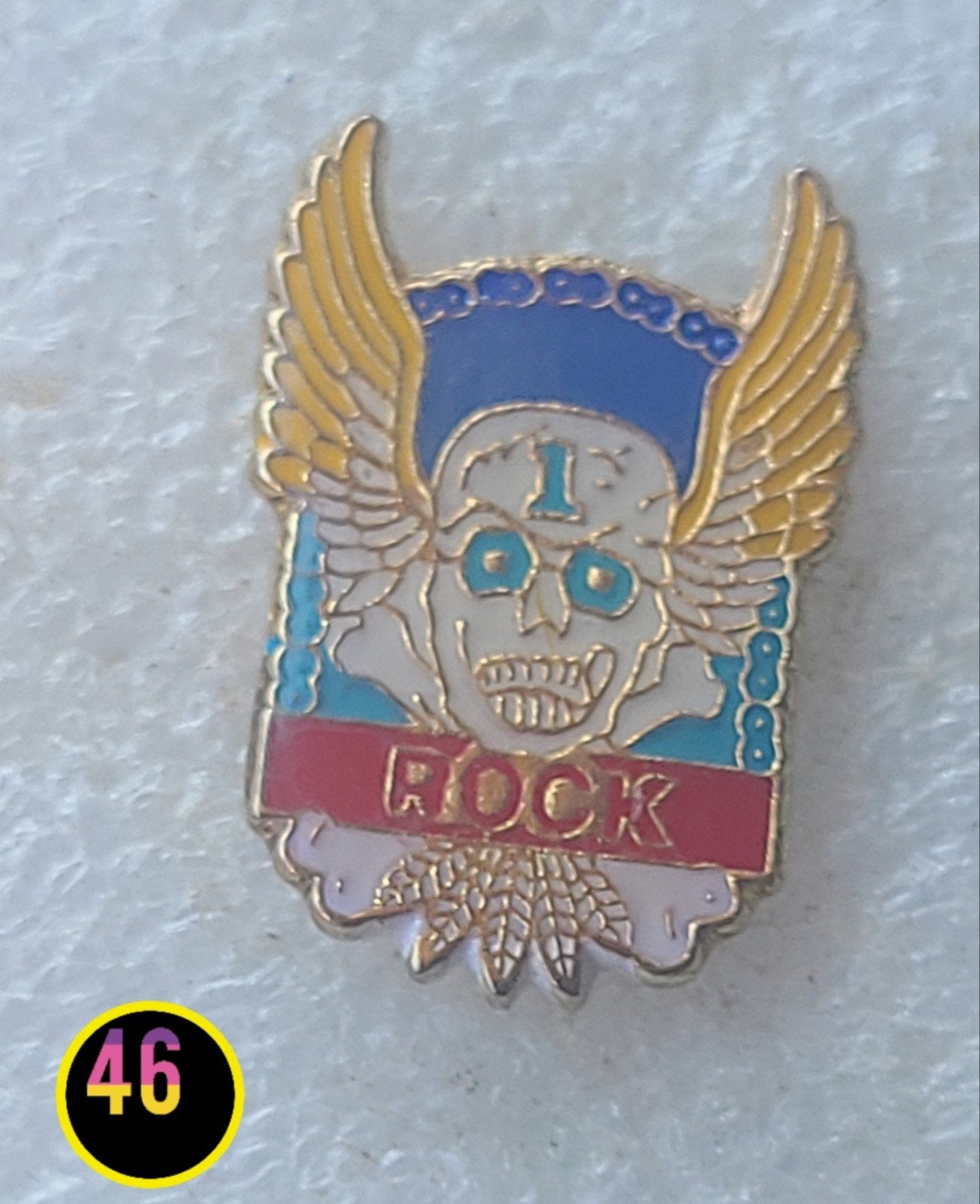 Pin met doodshoofd en vleugels - Rock thema, Verzenden, Gebruikt, Overige onderwerpen, Speldje of Pin