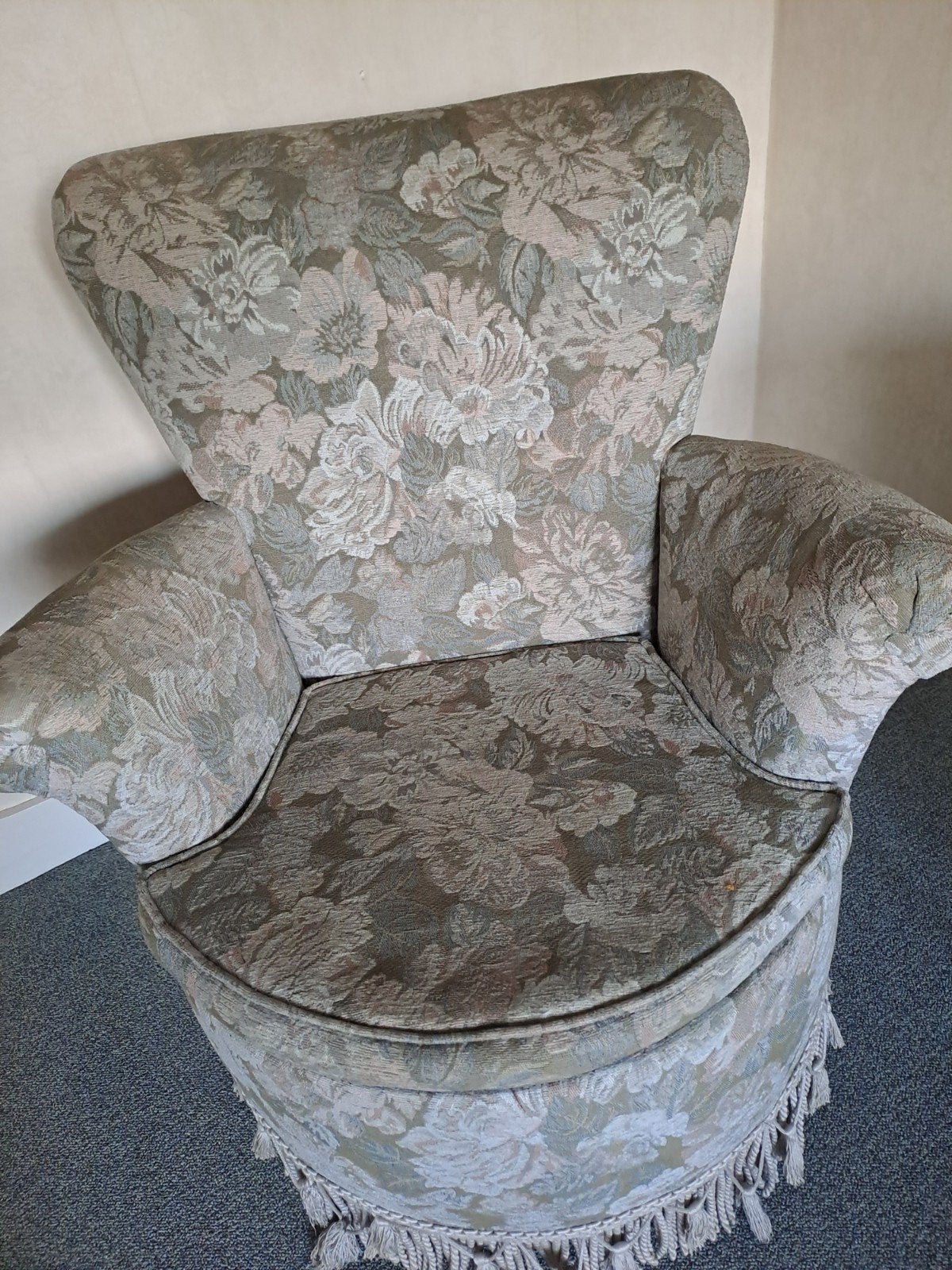 Klassieke fauteuil met gebloemde stof en franjes, Ophalen, Gebruikt, Stof, 50 tot 75 cm