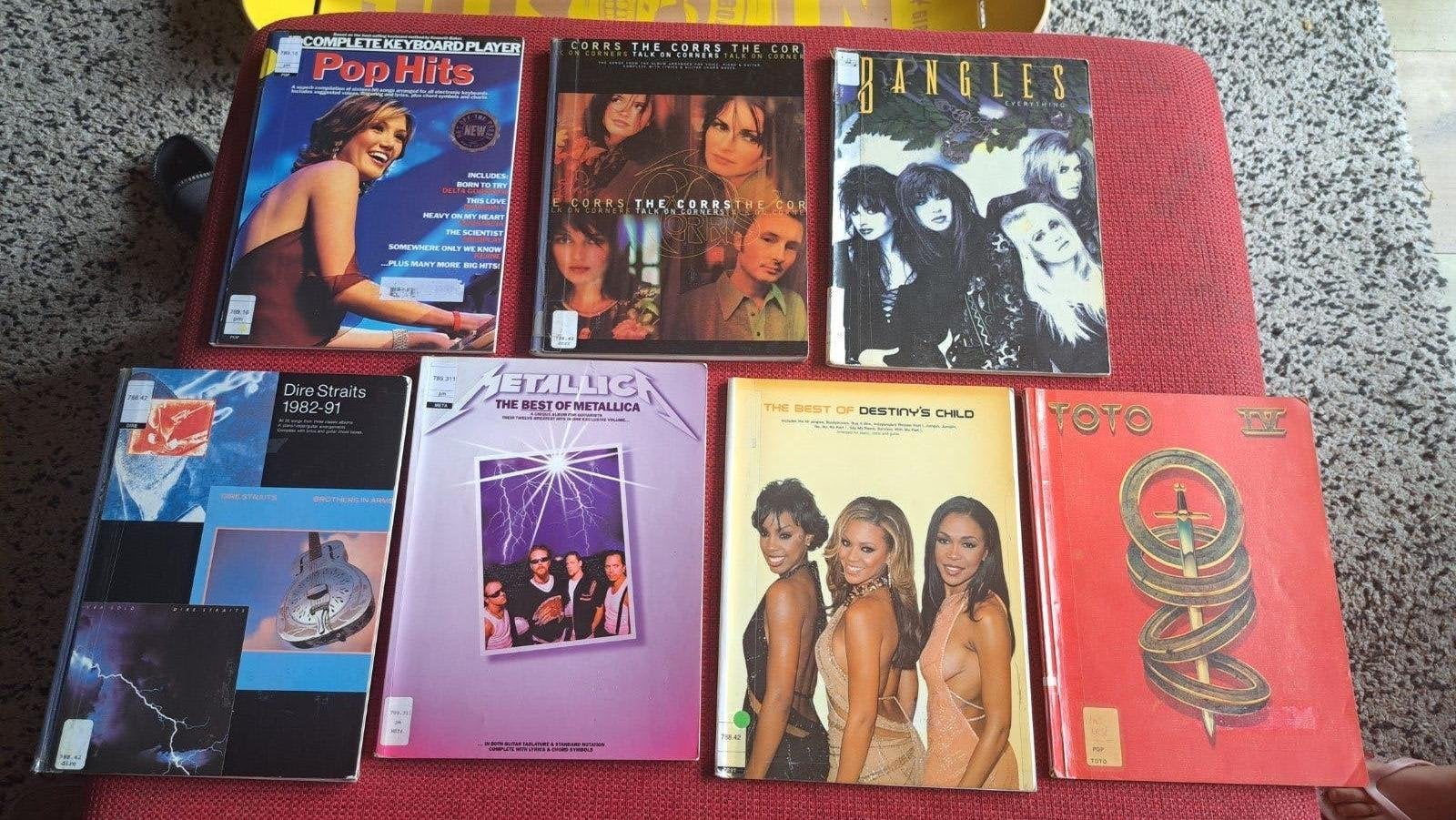 7 muziek chords boeken Metallica Dire Straits D.Child Toto, Ophalen of Verzenden, Gelezen, Artiest