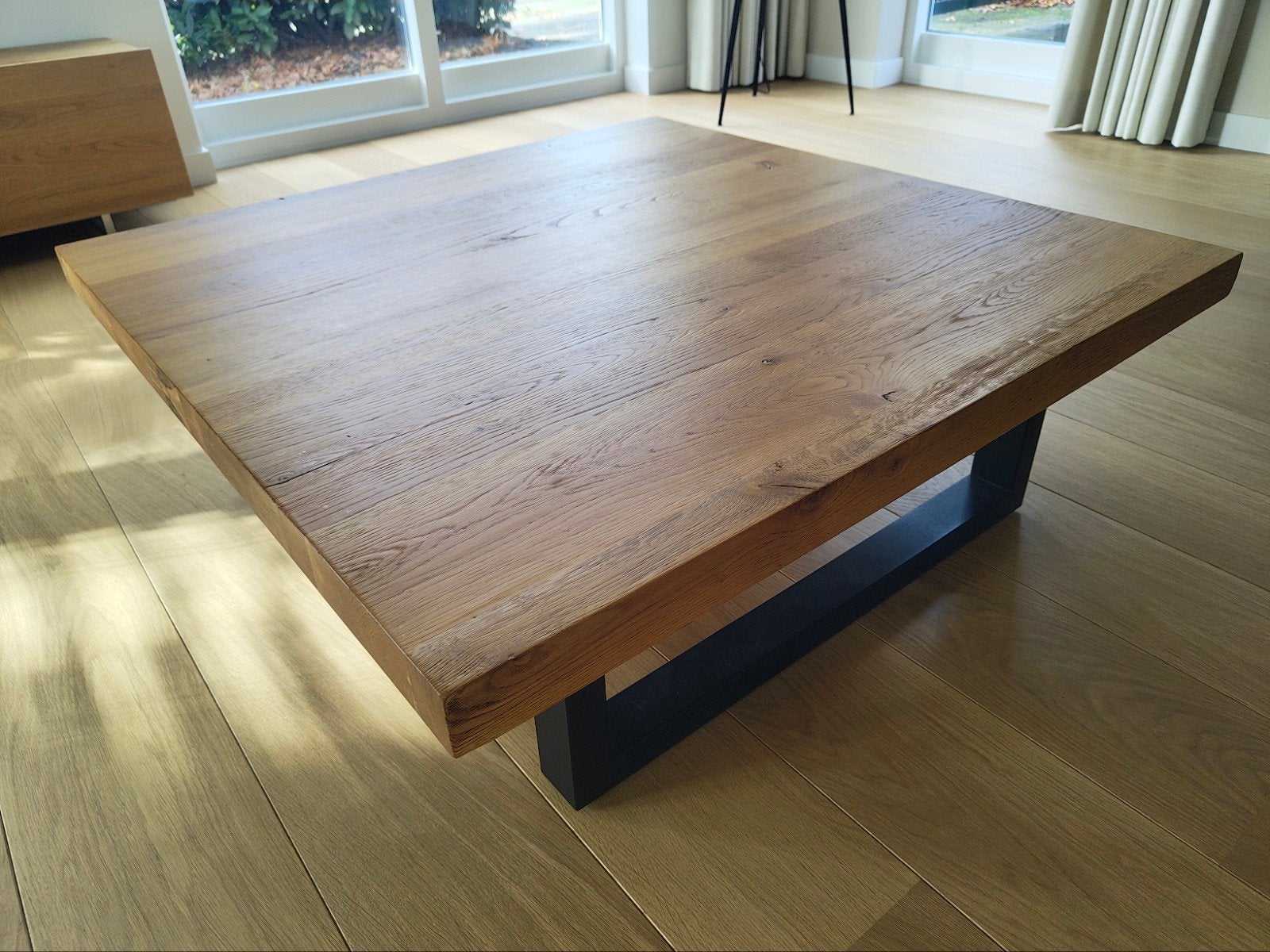 Goossens Robuust eikenhouten salontafel, Ophalen, Modern, Industrieel, Vierkant, Zo goed als nieuw
