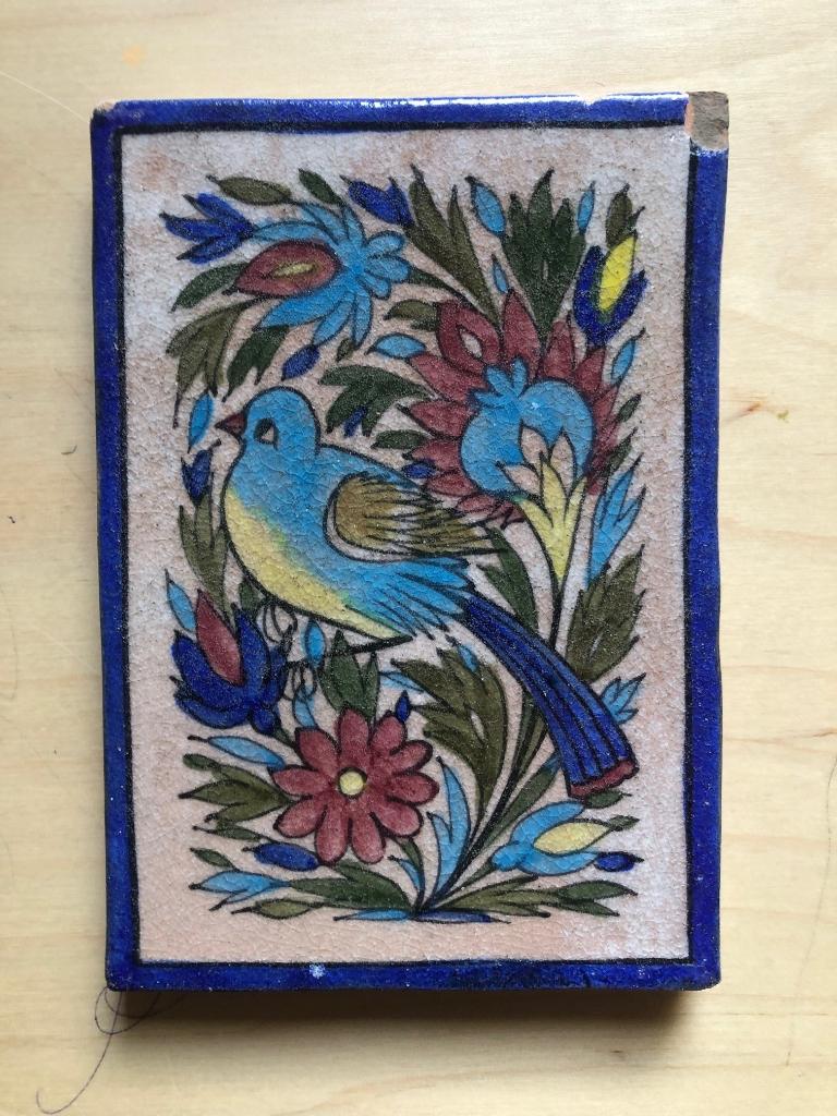 handgeschilderd keramisch tegeltje met vogel en bloemen, Antiek en Kunst, Antiek | Wandborden en Tegels, Ophalen of Verzenden