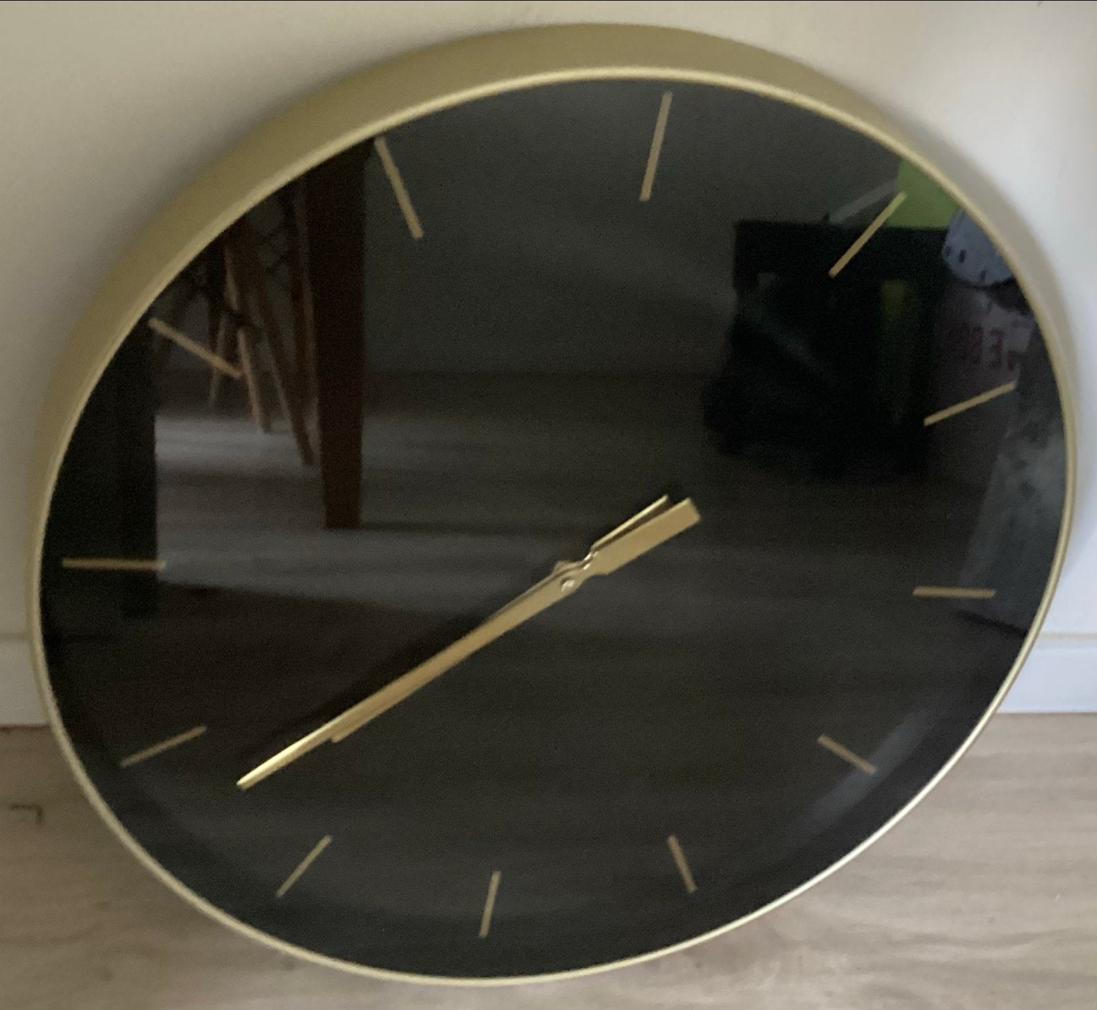 GROTE GOUDKLEURIGE / ZWARTE WANDKLOK. 50,5 CM. DIAMETER, Goud, Analoog, Werkt op batterijen, Ophalen of Verzenden