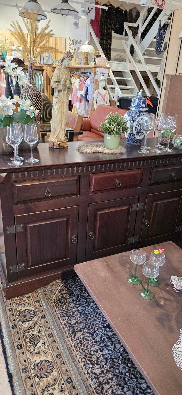 Houten kast met twee deuren en planken, Ophalen
