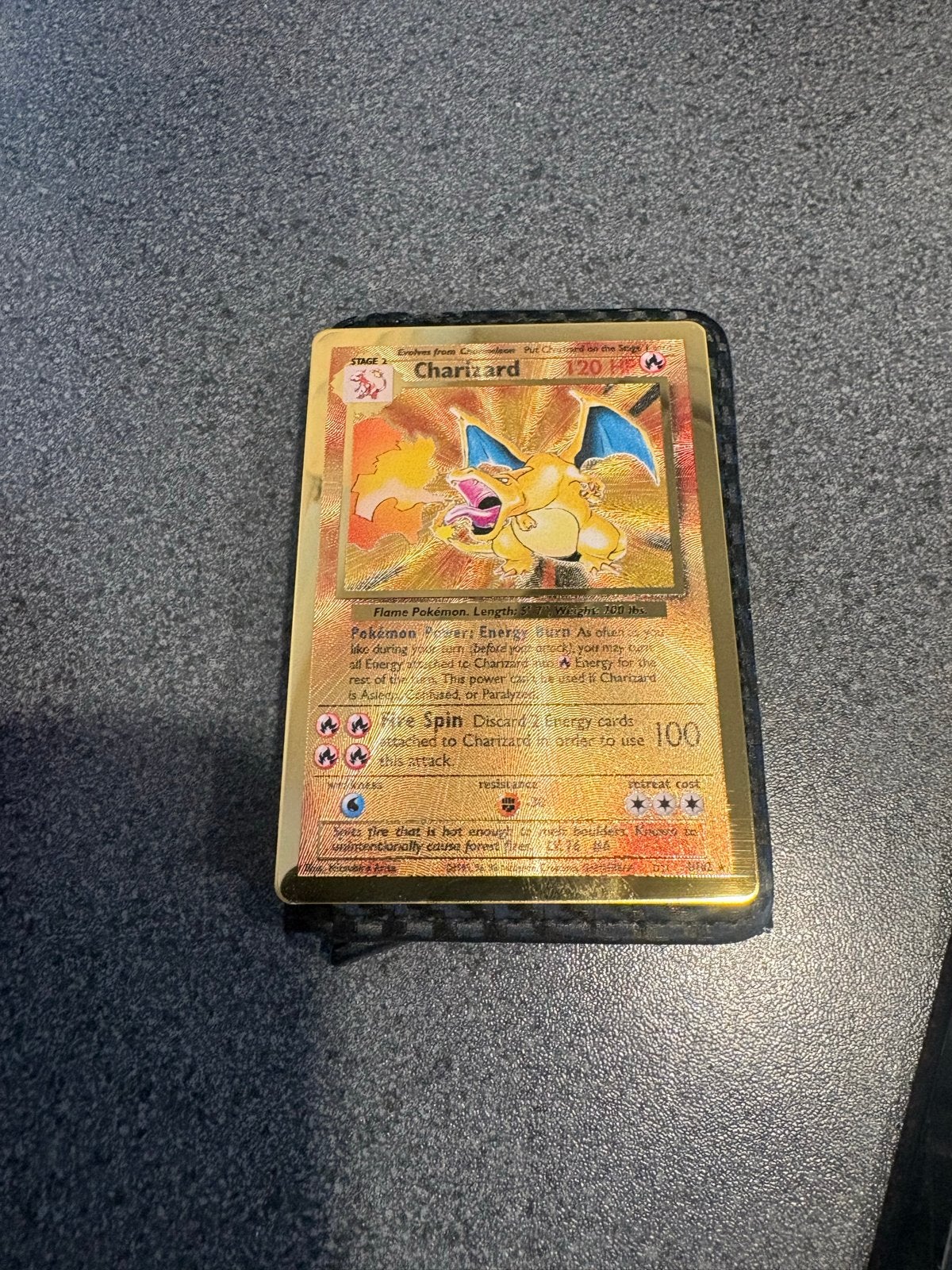 Gouden Pikachu en Charizard Pokémon kaarten, Ophalen of Verzenden, Zo goed als nieuw, Meerdere kaarten, Foil