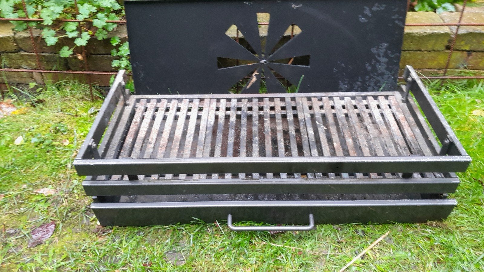 Openhaard rooster met aslade en vloerventilatiegaten, Ophalen, Gebruikt, Zwart, Metaal
