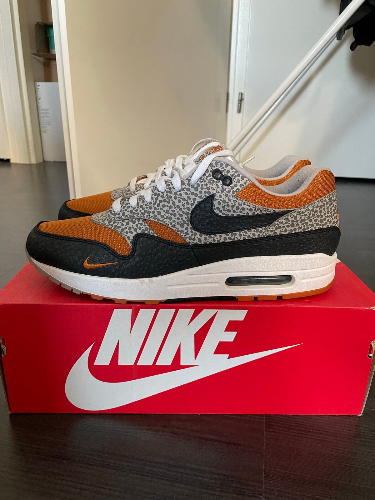 Nike Air Max 1 Size what the safari | maat 46 vnds, Kleding | Heren, Schoenen, Ophalen, Zo goed als nieuw, Overige kleuren, Sneakers of Gympen