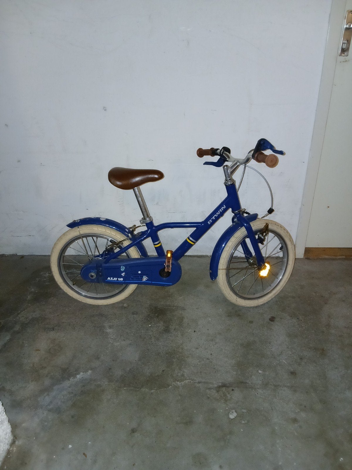B'Twin kinderfiets 16 inch blauw met zijwieltjes, Ophalen, Zijwieltjes, Velgrem, B'Twin