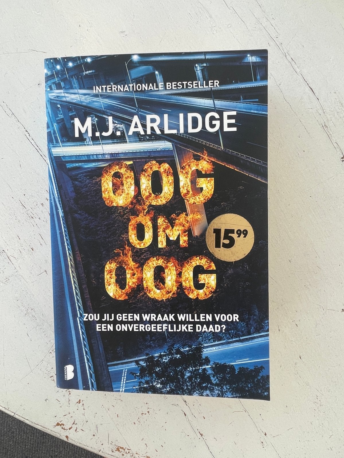 Oog om Oog - M.J. Arlidge (Internationale Bestseller), Ophalen, Zo goed als nieuw, Europa overig