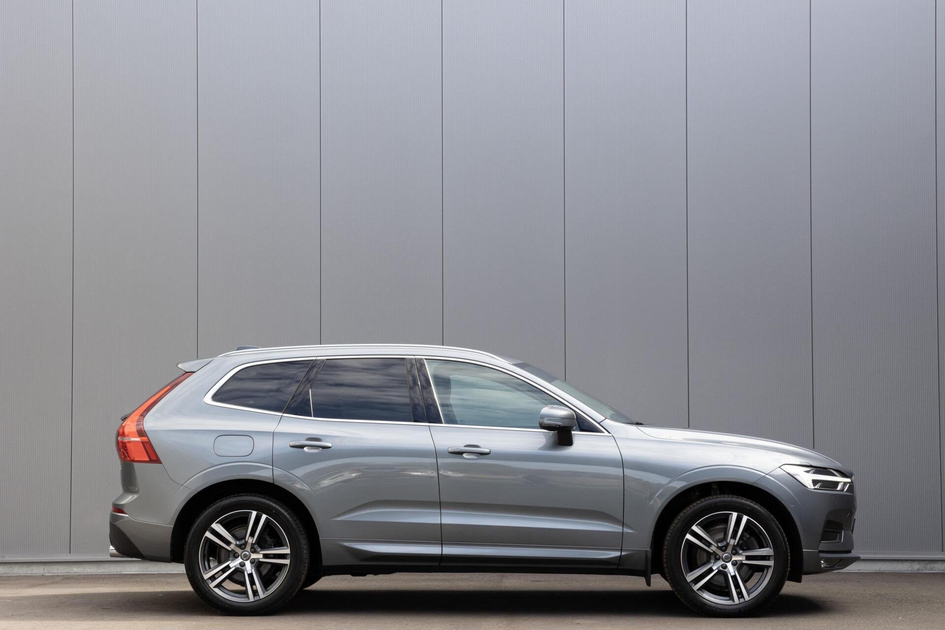 Volvo XC60 2.0 T4 Momentum Pro Panoramadak|Trekhaak|Leder|Wi, Auto's, Dealer onderhouden, Gebruikt, Zwart, 4 cilinders