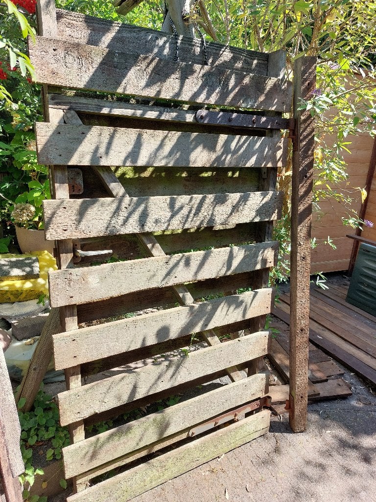 Gebruikte houten poortdeur met klink, slot en scharnierpaal, Ophalen, Gebruikt, Overige materialen, Overige typen
