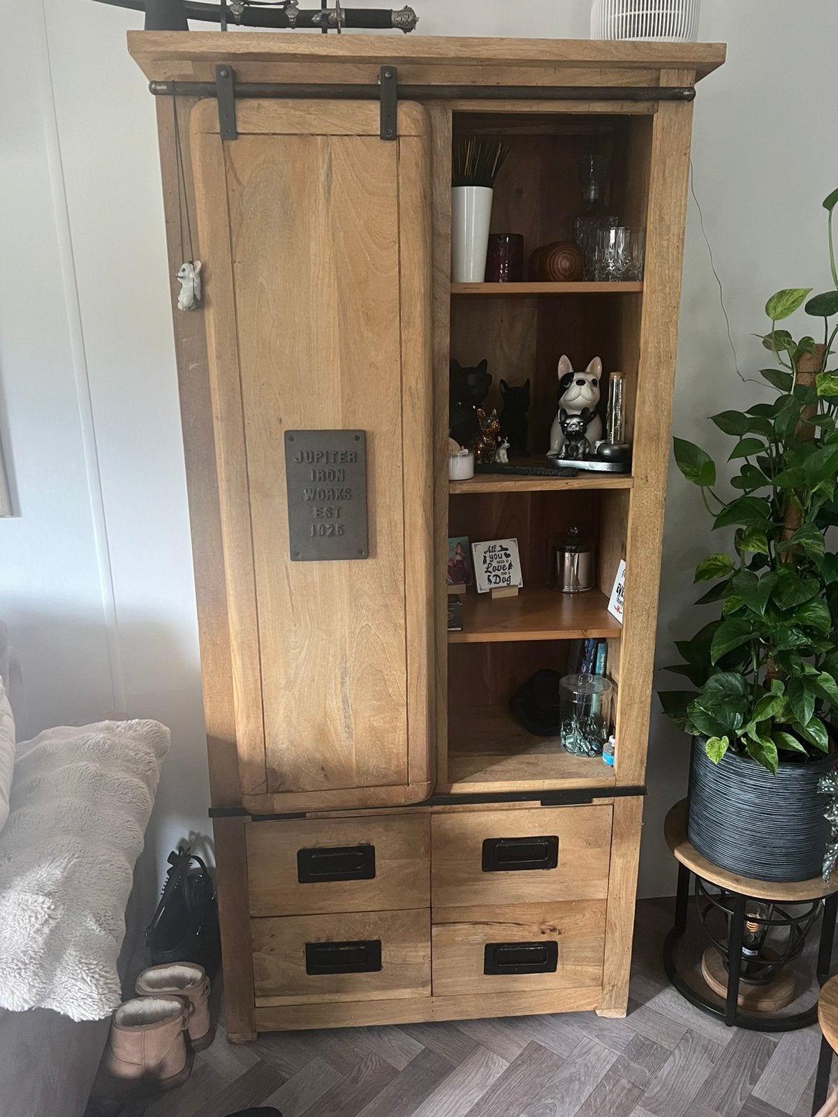 Hoge kast mangohout, Huis en Inrichting, Kasten | Buffetkasten, Ophalen, Met plank(en), Gebruikt, Industrie