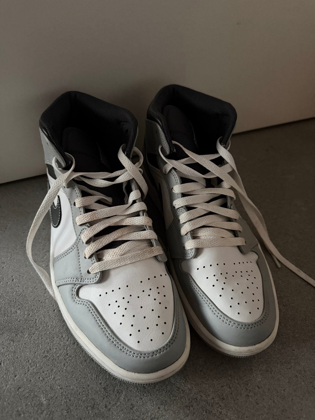 Nike Air Jordan 1 Mid Light Smoke Grey, Kleding | Dames, Ophalen of Verzenden, Zo goed als nieuw, Grijs, Sneakers of Gympen