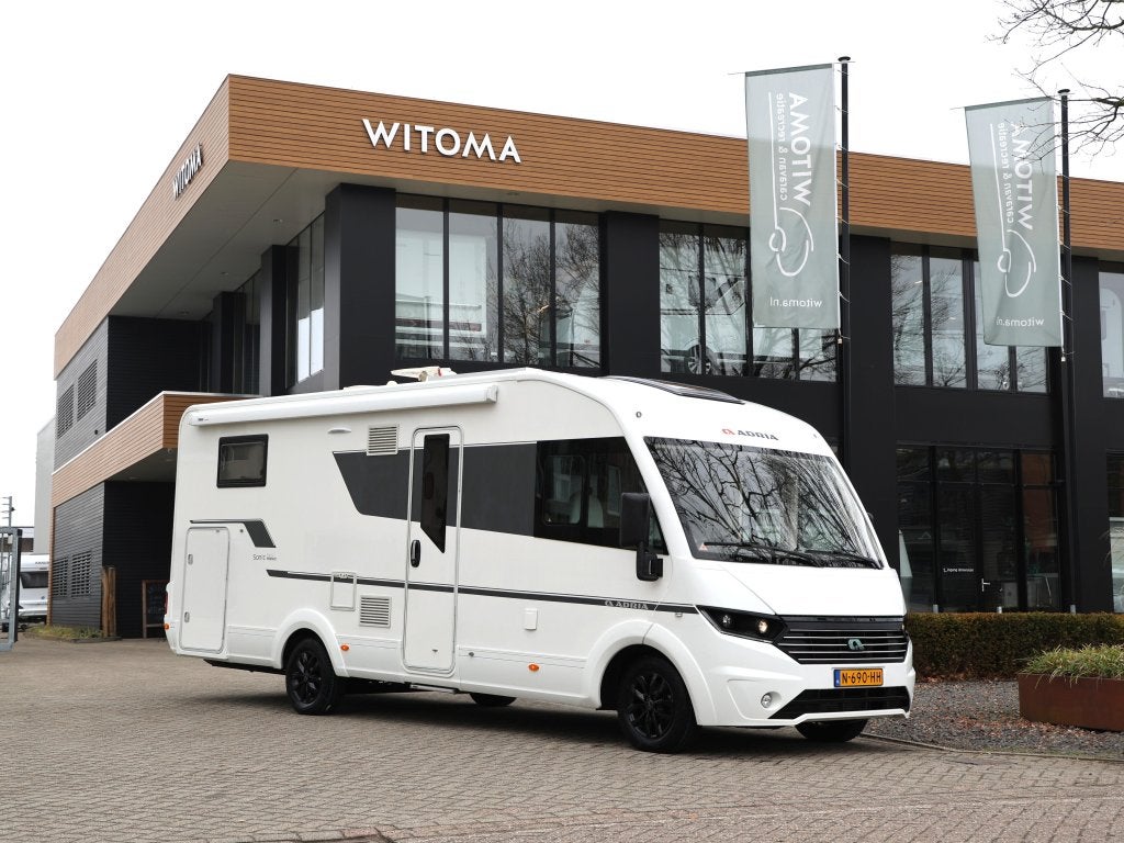 Adria Sonic I 700 SC Premio Queensbed/hefbed, Caravans en Kamperen, Campers, Ringverwarming, Bedrijf, Adria, Luifel