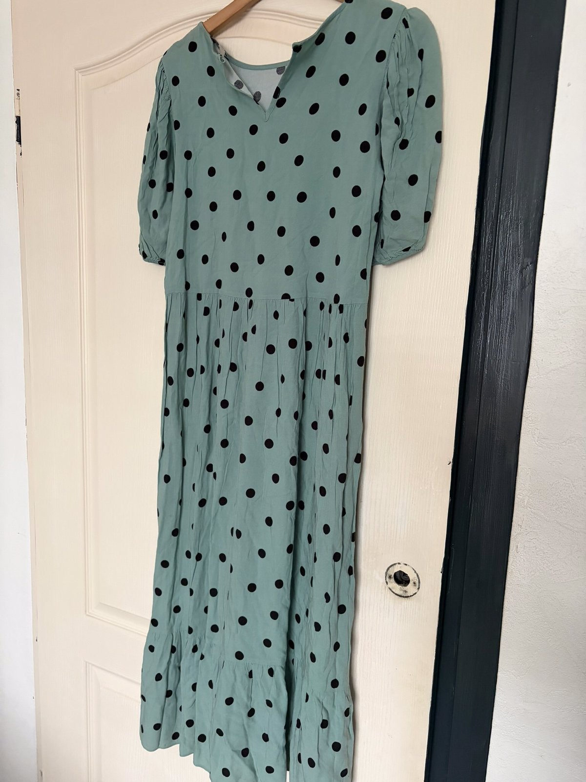 Lange jurk met stippen, Kleding | Dames, Jurken, Ophalen of Verzenden, Zo goed als nieuw, Zwart, Onder de knie