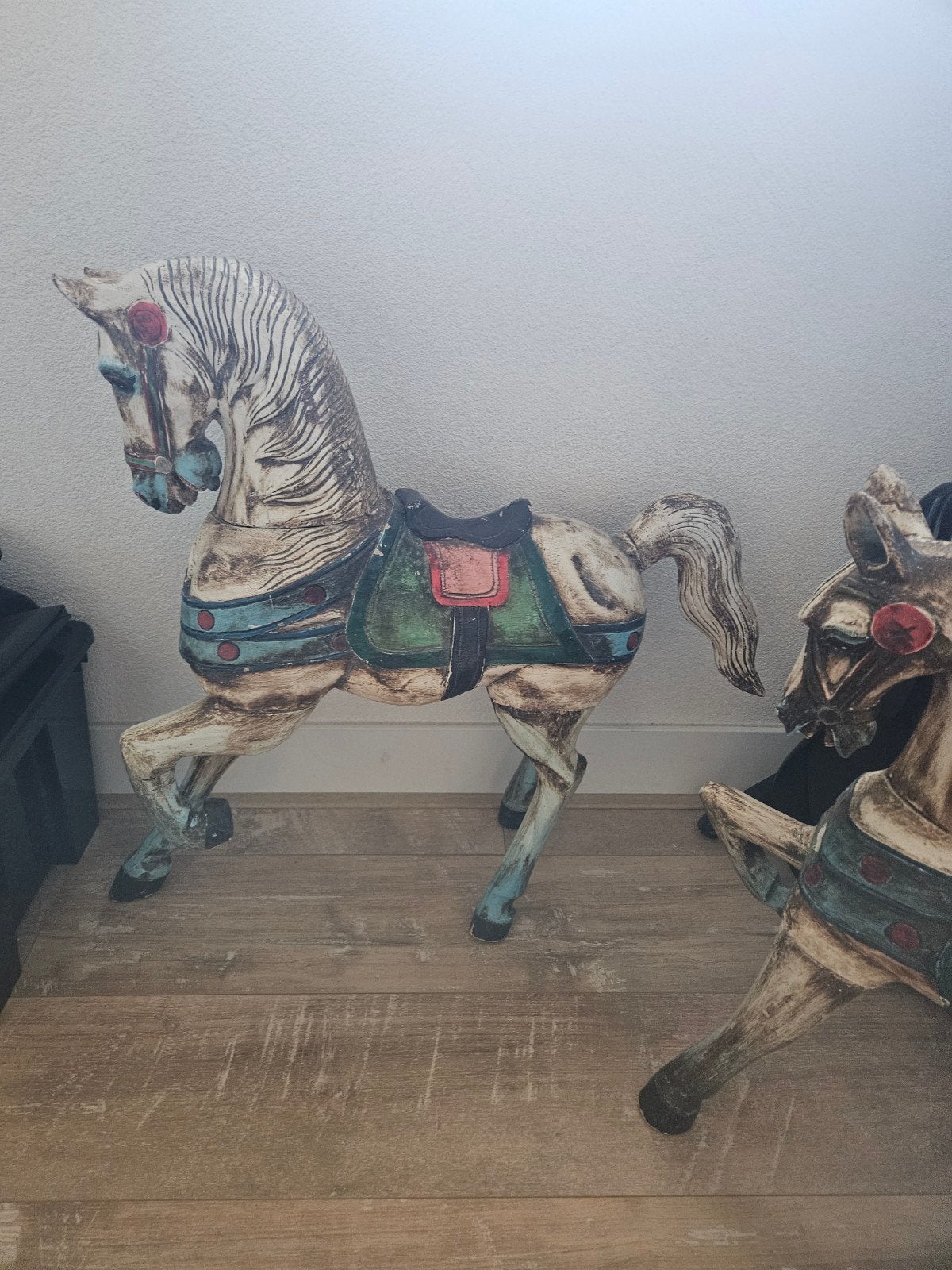 2 houten paarden, decoratie, 70x70 cm en 60x60 cm, Gebruikt, Meerkleurig, Ophalen of Verzenden, Vintage
