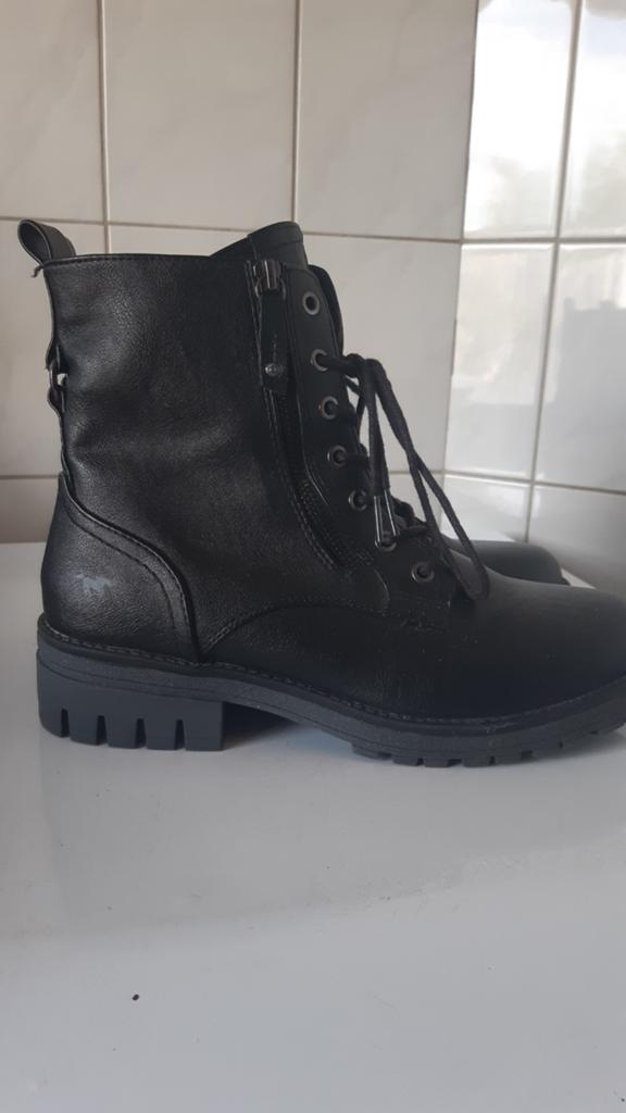 Mooie zgan zwarte Mustang laarsjes veter/ritssluiting, Kleding | Dames, Schoenen, Ophalen, Hoge laarzen, Zwart, Zo goed als nieuw