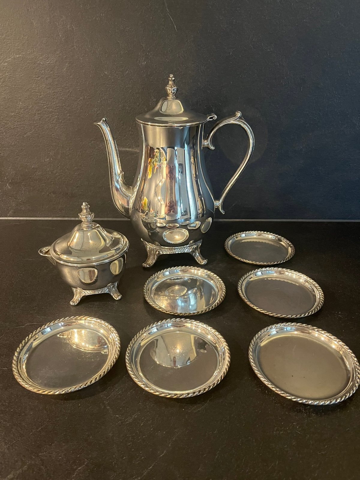 Oud servies verzilverd theepot suikerpot onderzetters, Ophalen of Verzenden