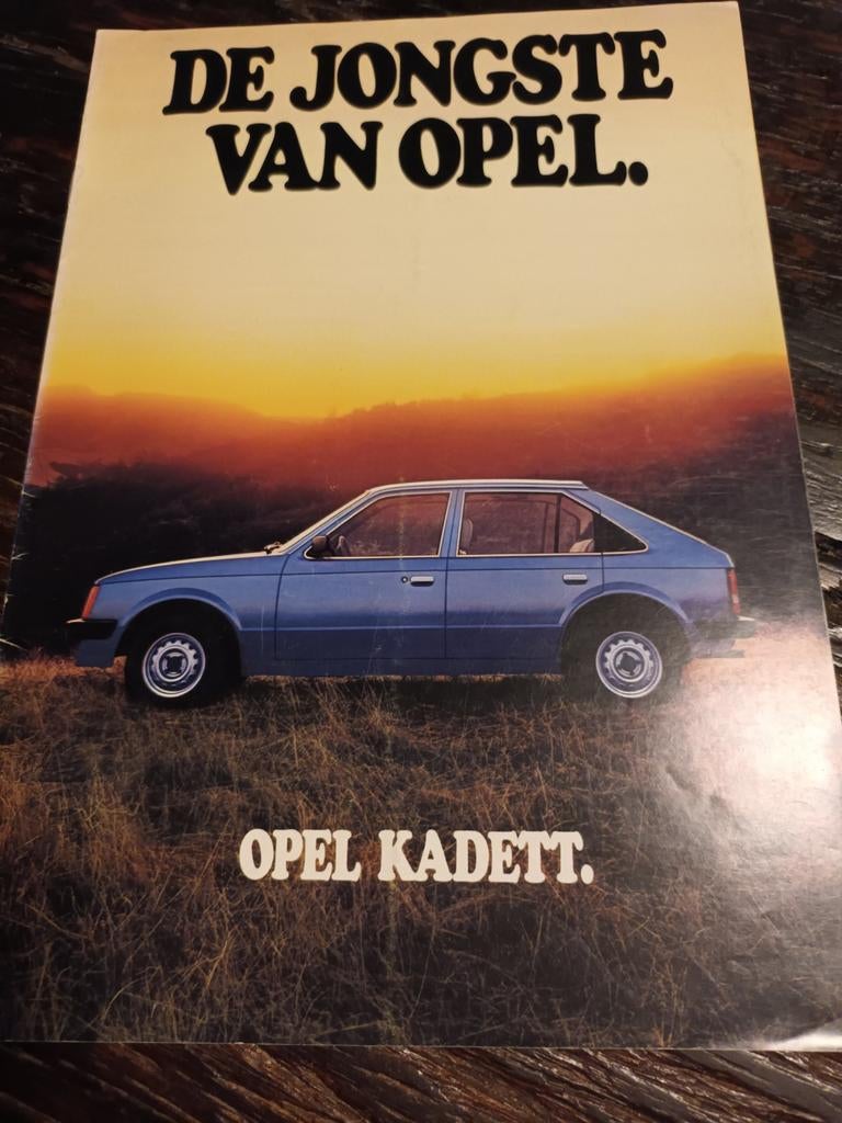 Opel Kadett D folder begin jaren '80 + extra inlegvel, Boeken, Auto's | Folders en Tijdschriften, Ophalen of Verzenden, Gelezen