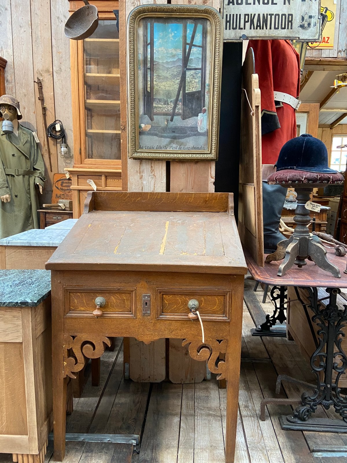 Een Brocante Frans secretaire kast met klep
