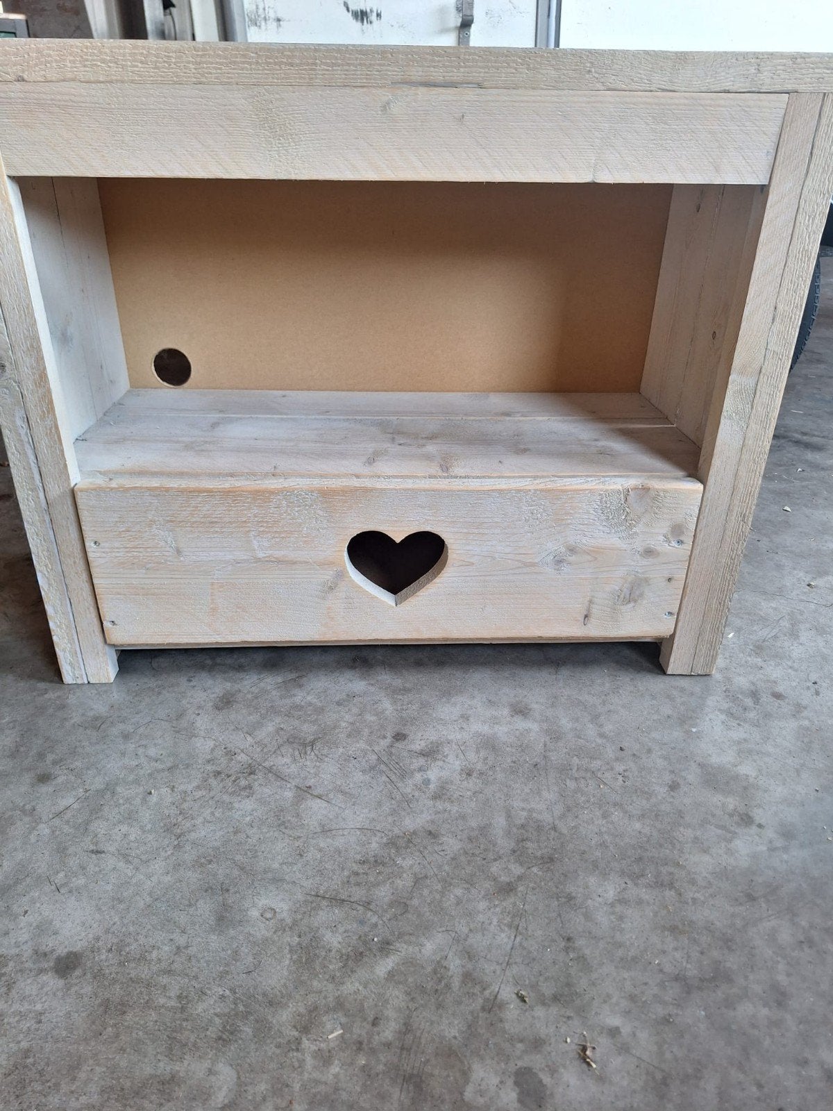 steigerhouten TV-meubel , kastje met hartuitsparing, Ophalen, Gebruikt, Landelijk, Romantisch, 50 tot 100 cm