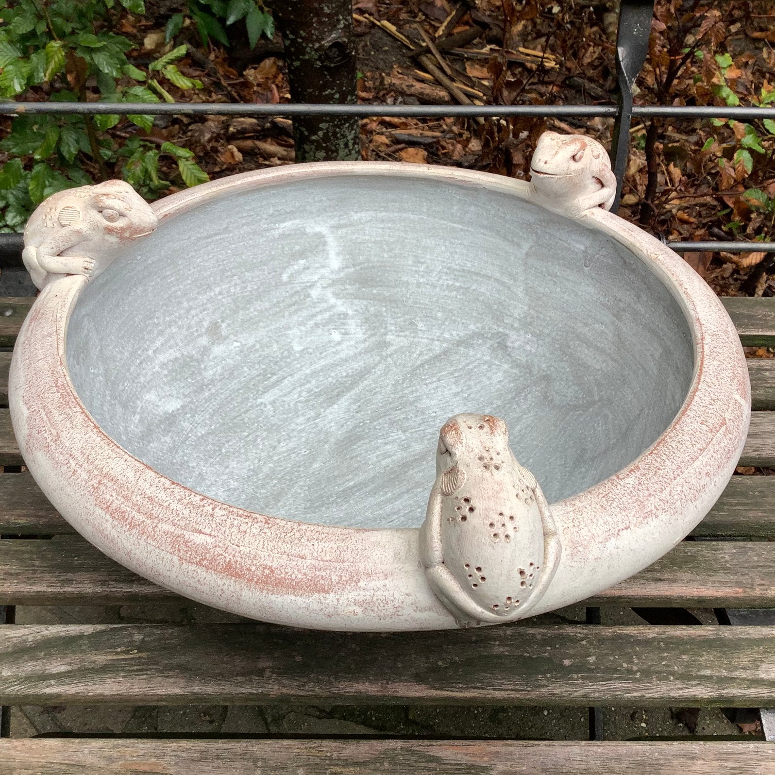 Mooie grote polystone schaal/vogeldrinkbak met kikkers, Ophalen, Zo goed als nieuw
