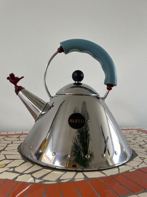 Alessi fluitketel met vogelfluitje.  Design: Michael Graves, Ophalen, Gebruikt