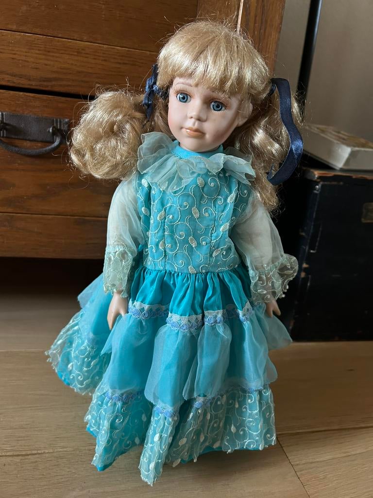 Mooie brocante porseleinen pop met prachtige jurk, Verzamelen, Poppen, Ophalen of Verzenden, Zo goed als nieuw, Pop