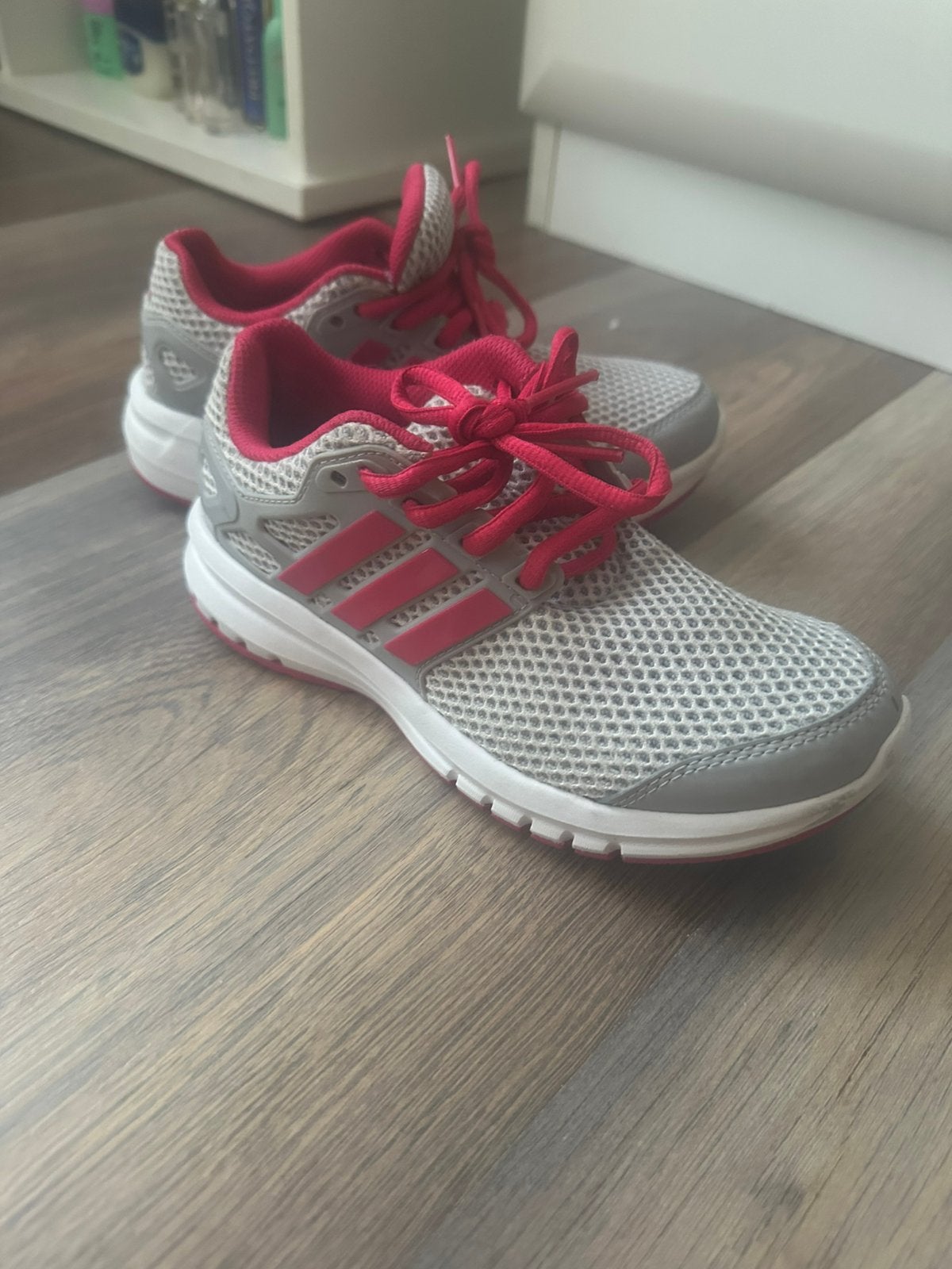 Adidas sportschoenen mt 32. Izgst, Ophalen of Verzenden, Zo goed als nieuw, Sportschoenen