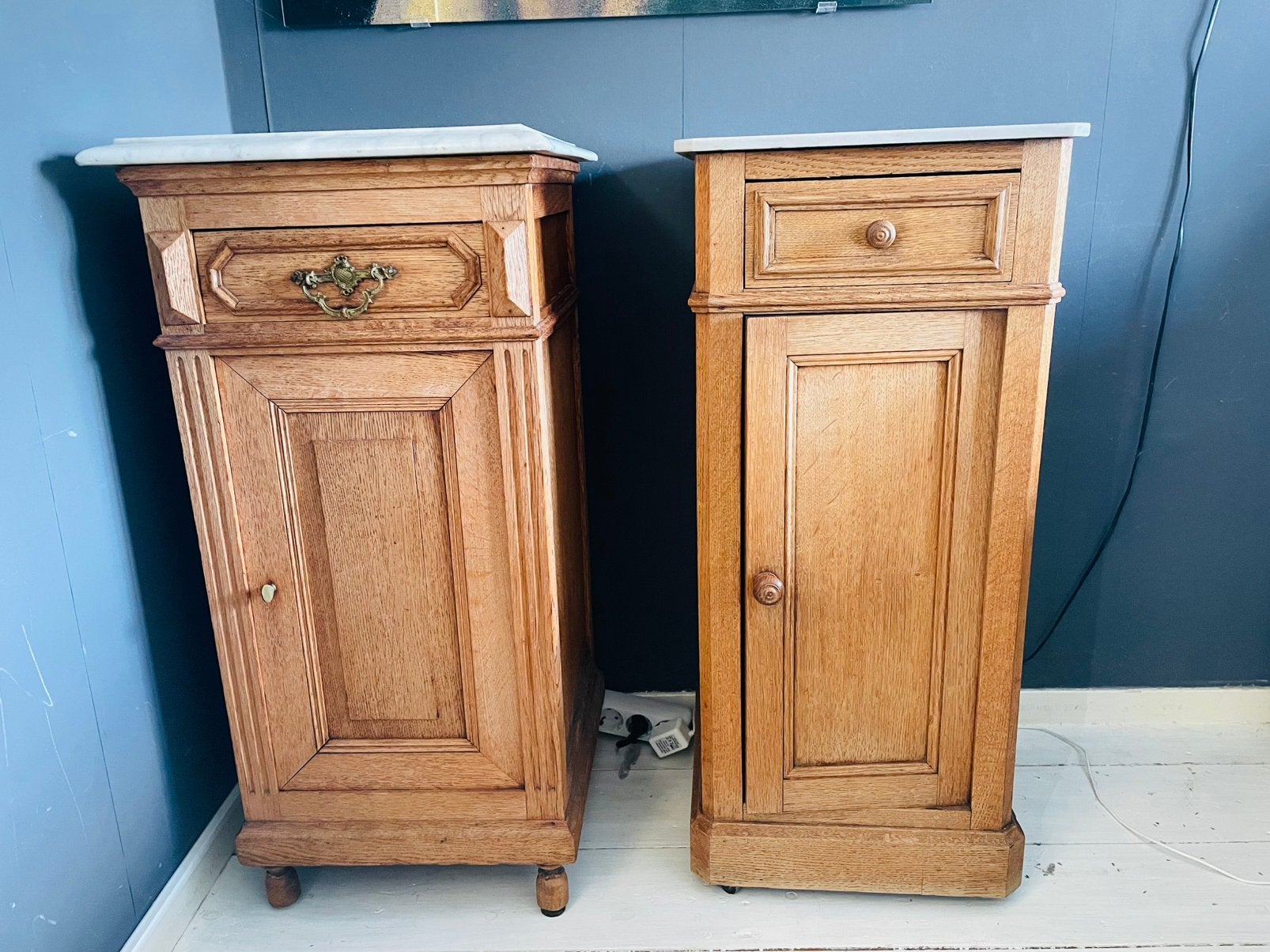 2 Antieke Franse kastjes met marmeren blad, Huis en Inrichting, Slaapkamer | Nachtkastjes, Ophalen, Gebruikt, Minder dan 45 cm