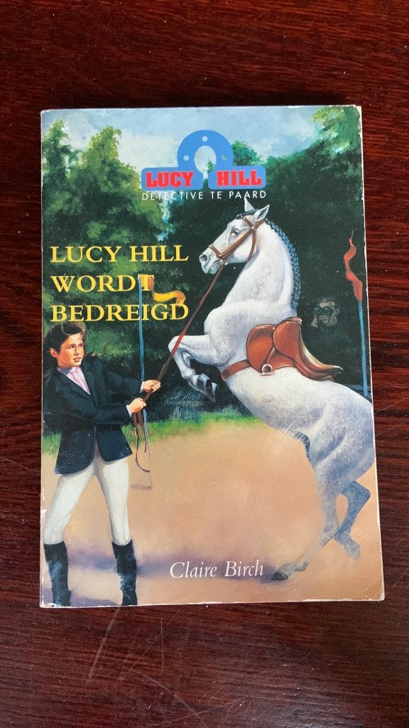 Claire Birch - Lucy Hill wordt bedreigd, Ophalen of Verzenden, Zo goed als nieuw