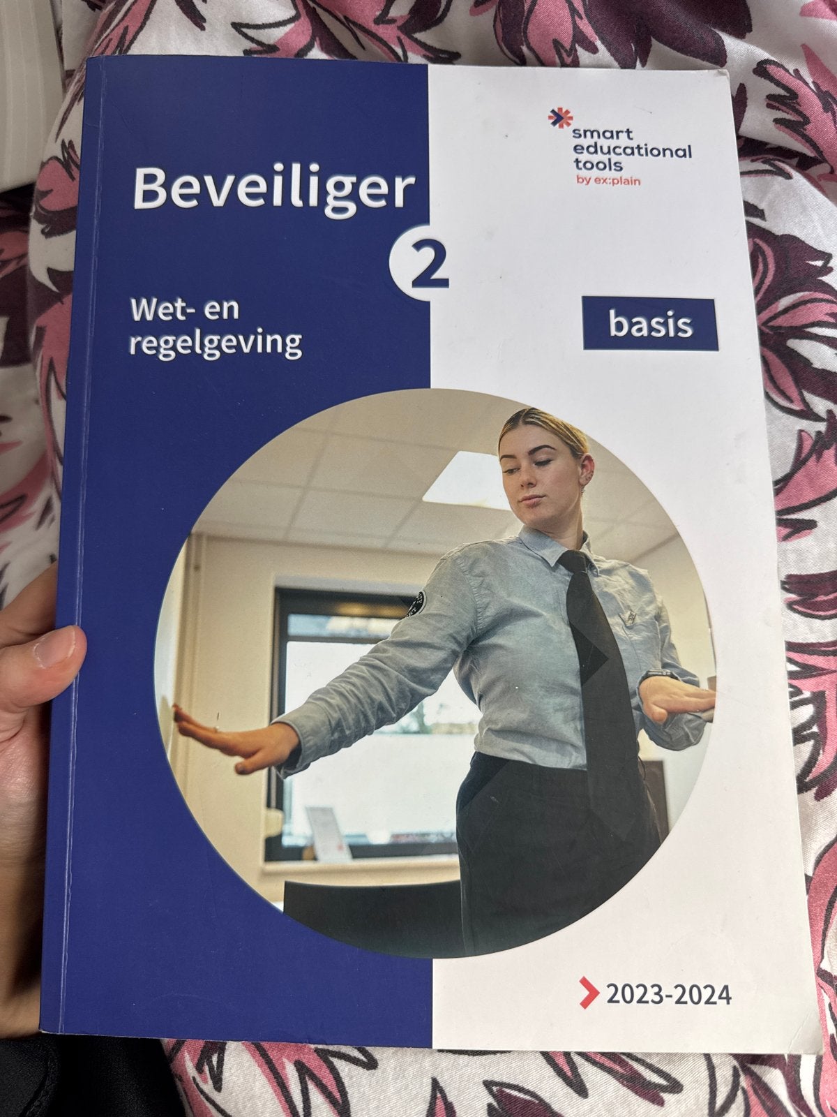 Beveiliger 2 Wet- en regelgeving basis 2023-2024, Ophalen of Verzenden, Gamma, Zo goed als nieuw, MBO