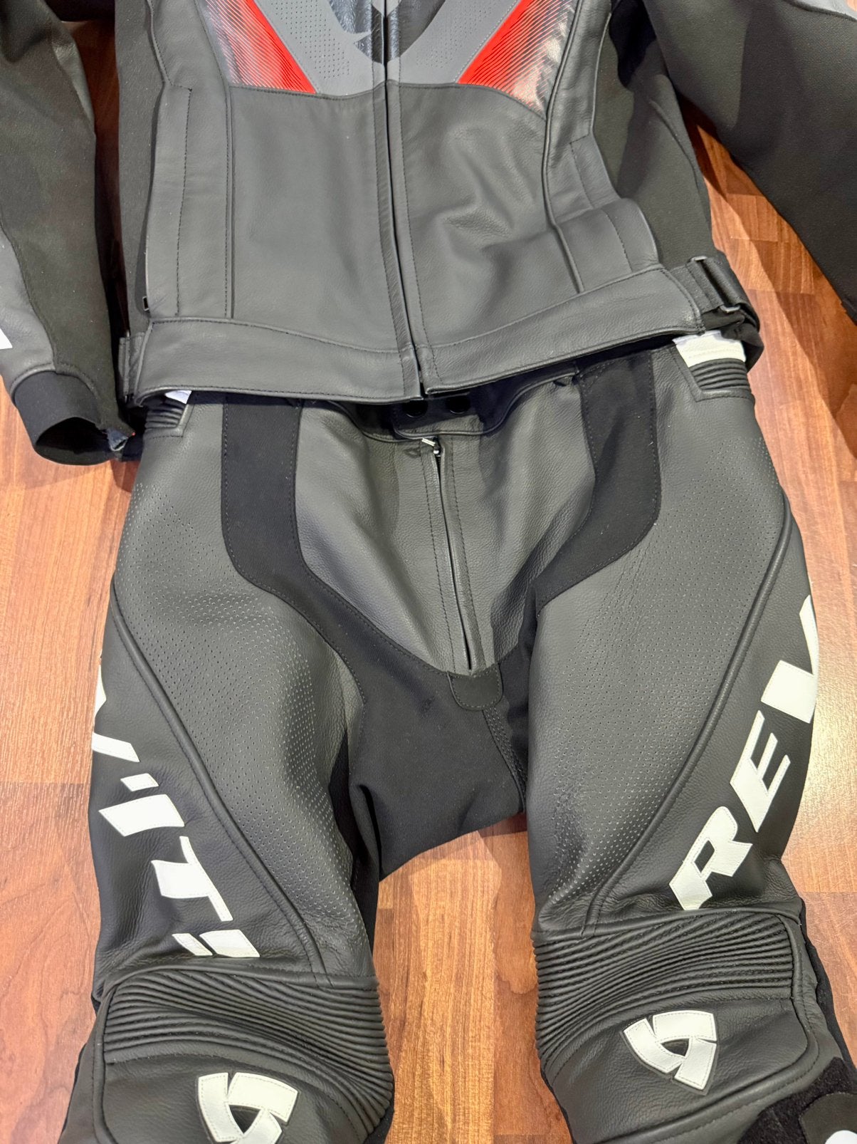 REV'IT! Leren Motorpak 2-delig – Maat 48 – Zo goed als nieuw, Motoren, Kleding | Motorkleding, Ophalen of Verzenden, Tweedehands