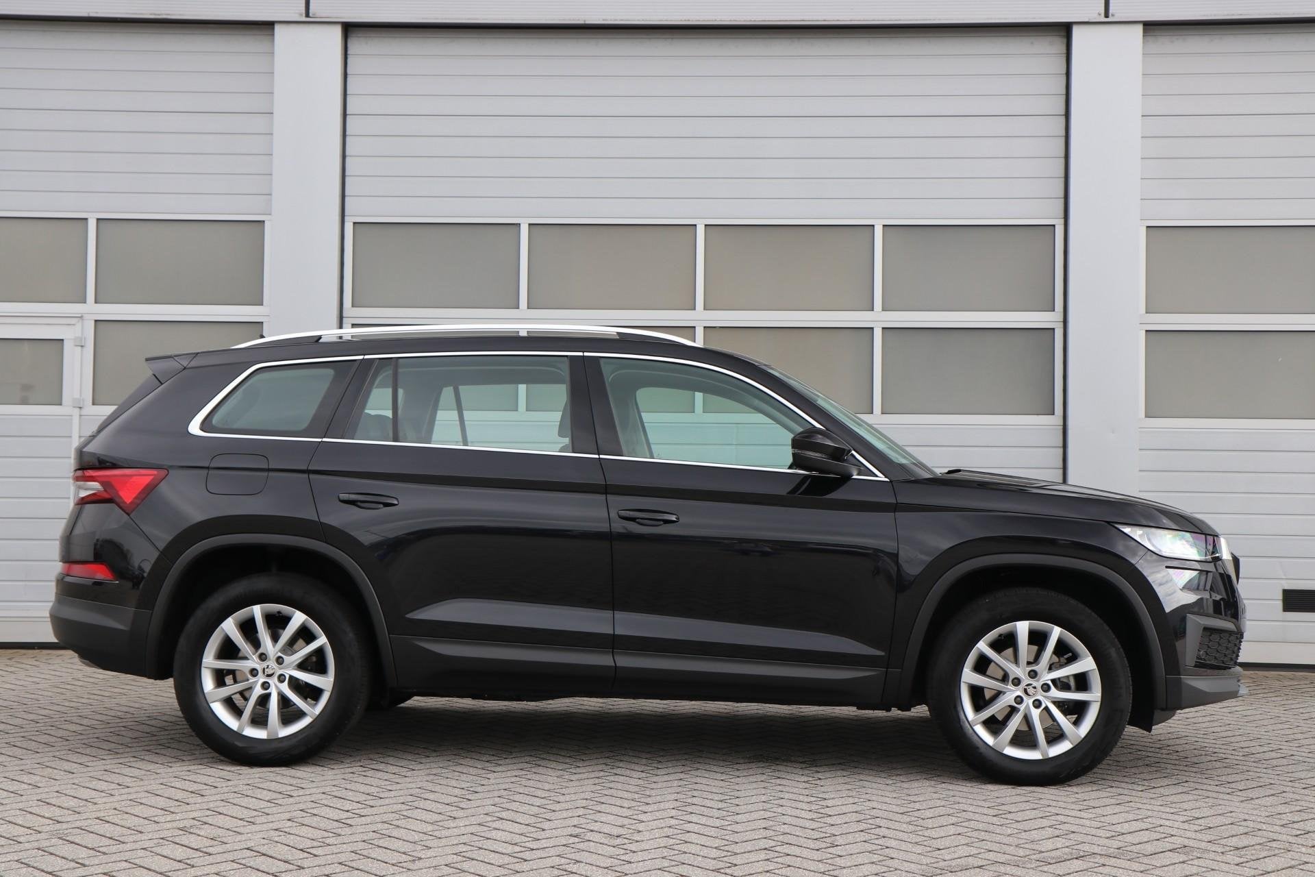 Skoda Kodiaq 1.5 TSI 150pk DSG Business Edition | Navigatie, Auto's, 12 maanden, 4 cilinders, Leder en Stof, Zwart