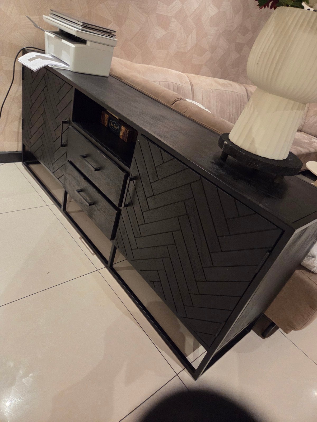 Zwart dressoir met visgraatmotief, 1.80m breed, Huis en Inrichting, Met lade(s), 150 tot 200 cm, Modern, Industrieel, Visgraat