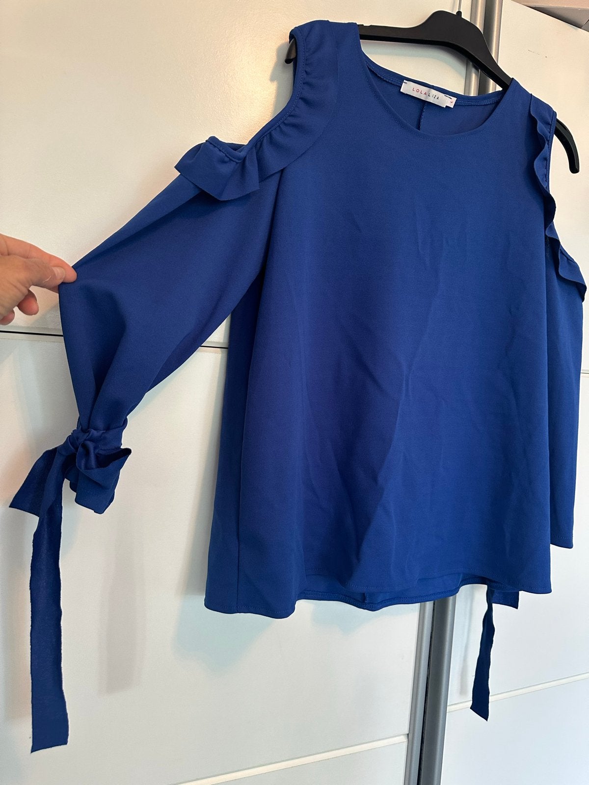 LolaLiza Blauwe Cold Shoulder Blouse met Strikdetails, Kleding | Dames, T-shirts, Maat 38/40 (M), Blauw, Ophalen of Verzenden
