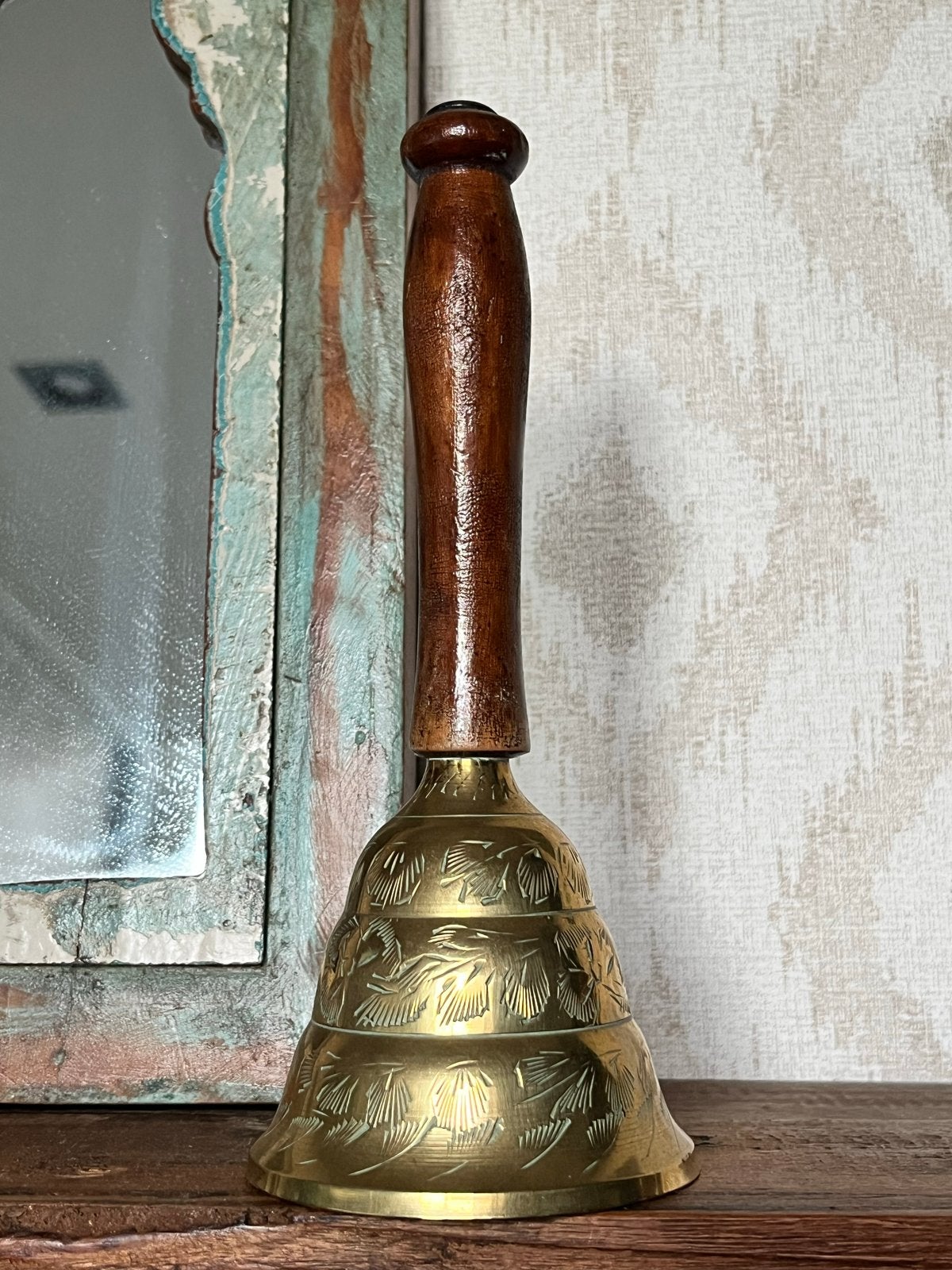 Vintage messing handbel met bewerkt hout handvat, Antiek en Kunst, Ophalen of Verzenden