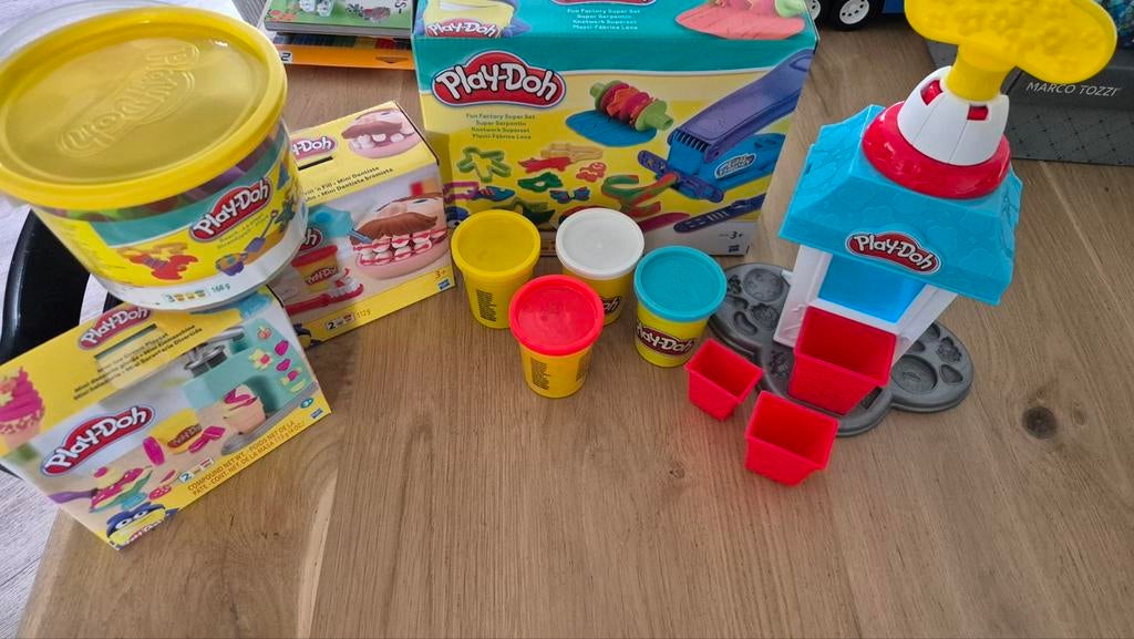 Grote Play-Doh set met diverse speelsets en klei, Ophalen of Verzenden, Gebruikt, Bouwen