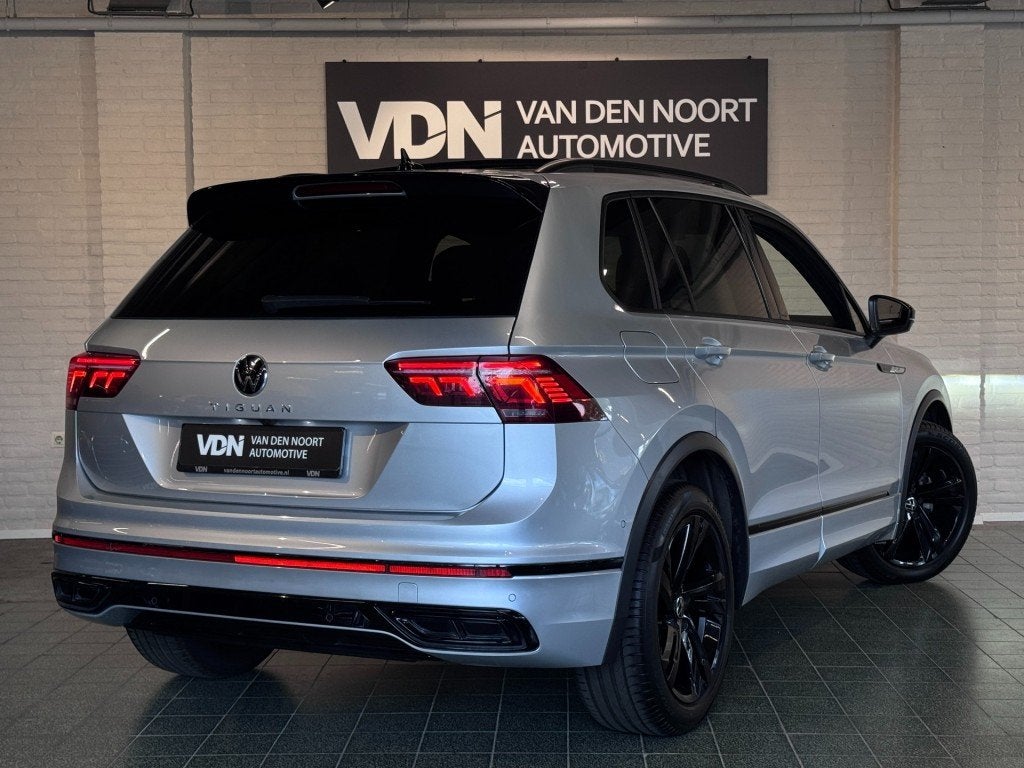 Volkswagen TIGUAN 1.5 TSI R-Line Business Black Style Pano T, Automaat, 4 cilinders, Stuurwielverwarming, 14 km/l