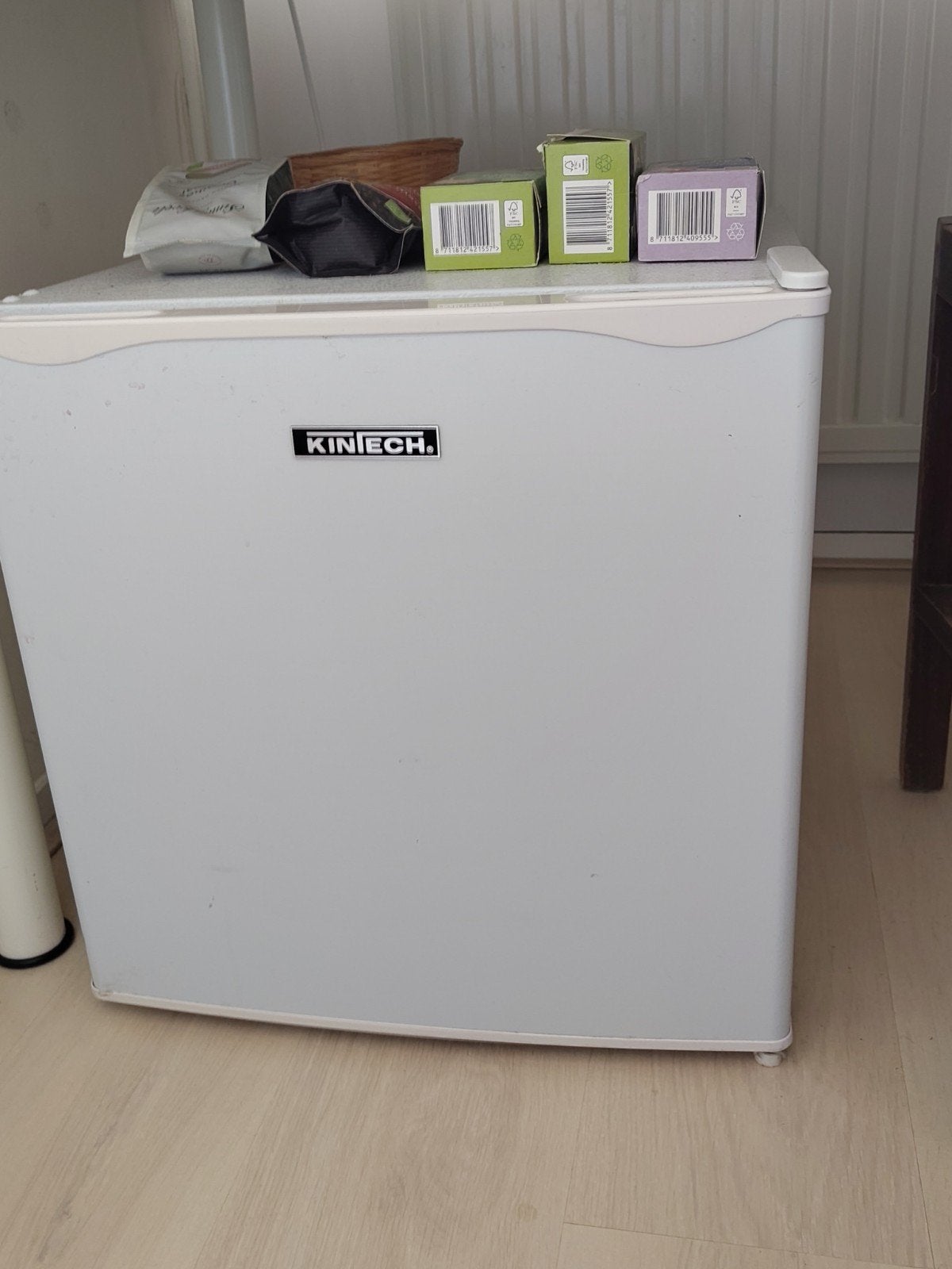 Compacte mini koelkast - past onder tafel, Ophalen of Verzenden, Minder dan 75 liter, Zonder vriesvak, Gebruikt