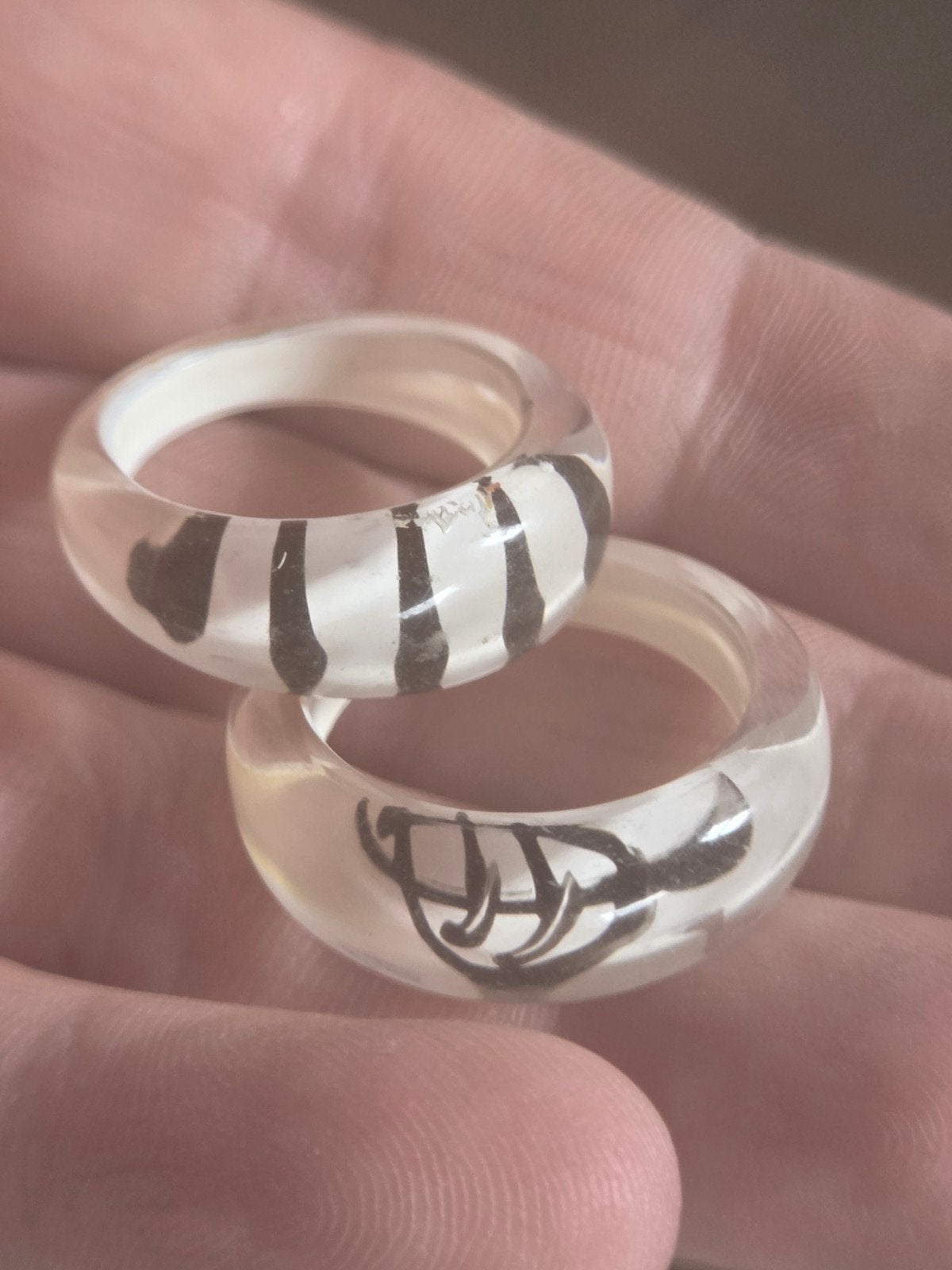 Set van 2 ringen, maat 18, Sieraden, Tassen en Uiterlijk, Ringen, Ophalen of Verzenden, Zo goed als nieuw, 18 tot 19, Kunststof