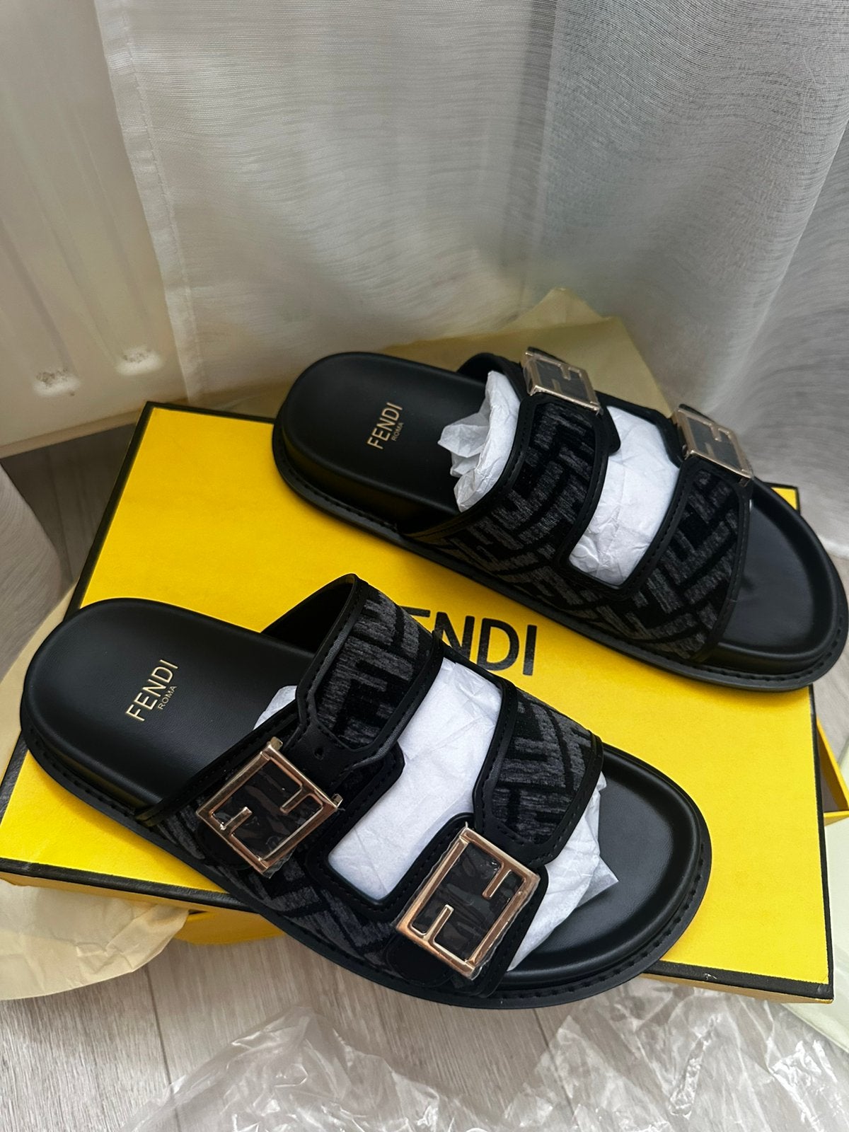 Fendi slippers maat 41 - valt klein, Slippers, Zwart, Nieuw, Ophalen of Verzenden