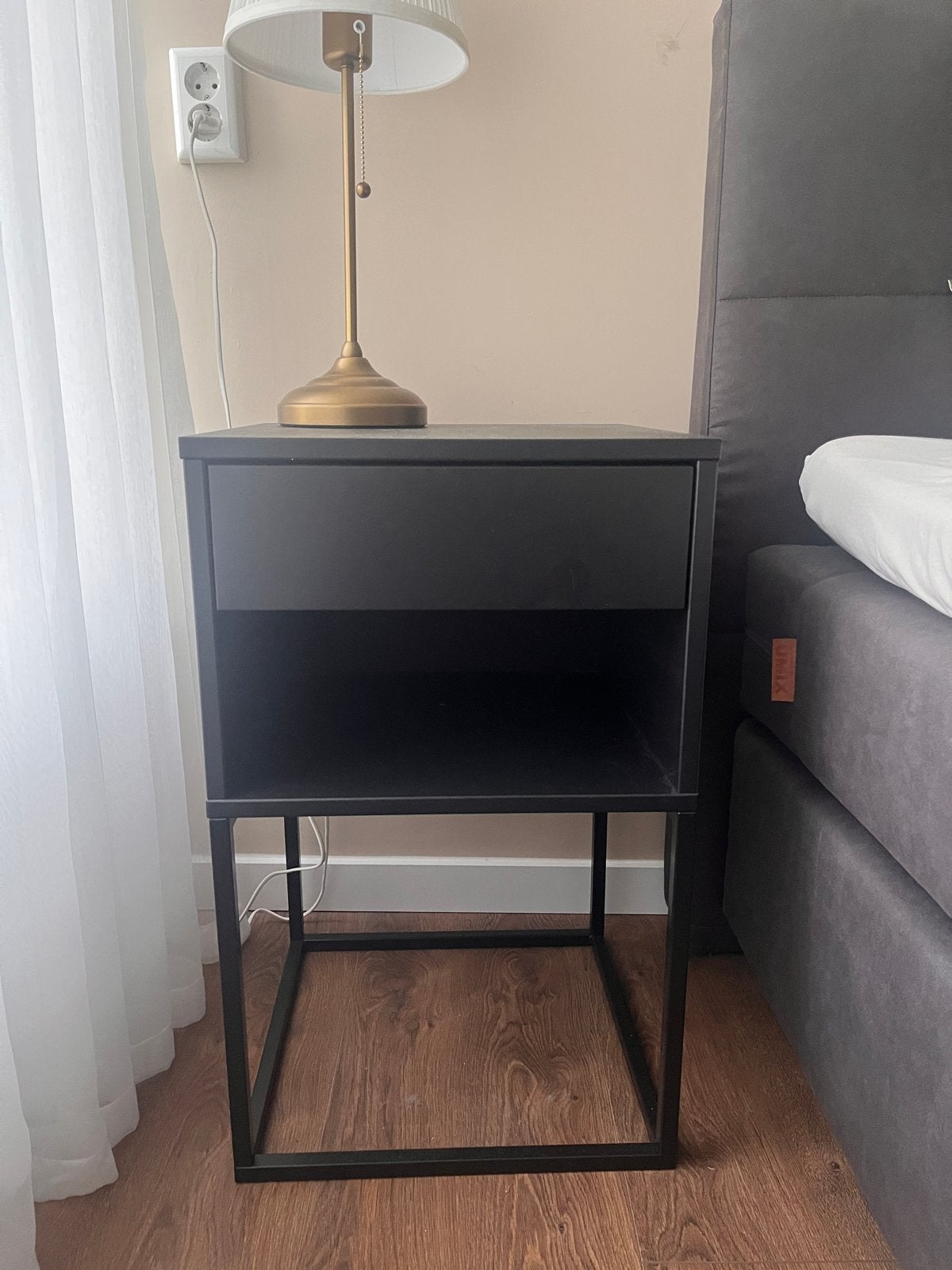 Twee IKEA VIKHAMMER nachtkastjes, zwart, zo goed als nieuw, Huis en Inrichting, Slaapkamer | Nachtkastjes, Ophalen, Minder dan 45 cm
