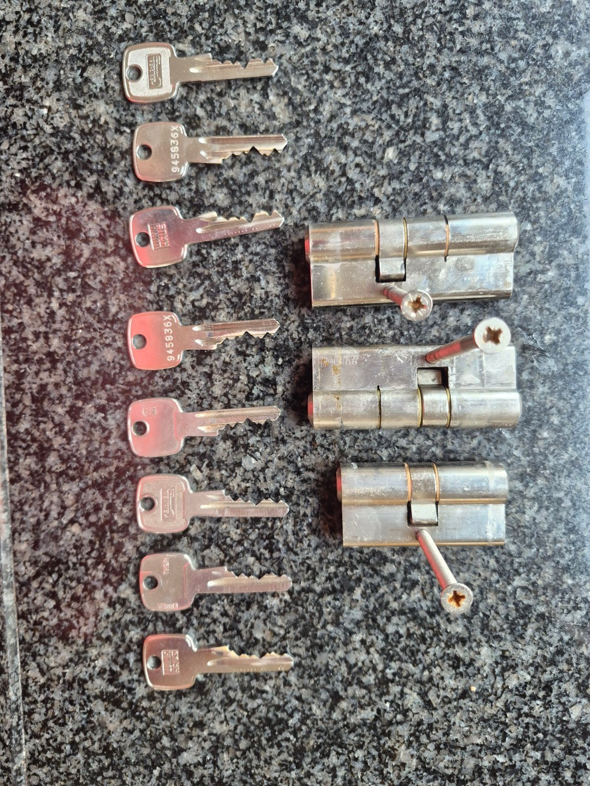 Set van 3 SKG cilindersloten met 8 sleutels, Doe-het-zelf en Verbouw, Ophalen of Verzenden, Gebruikt, Overige materialen, Slot