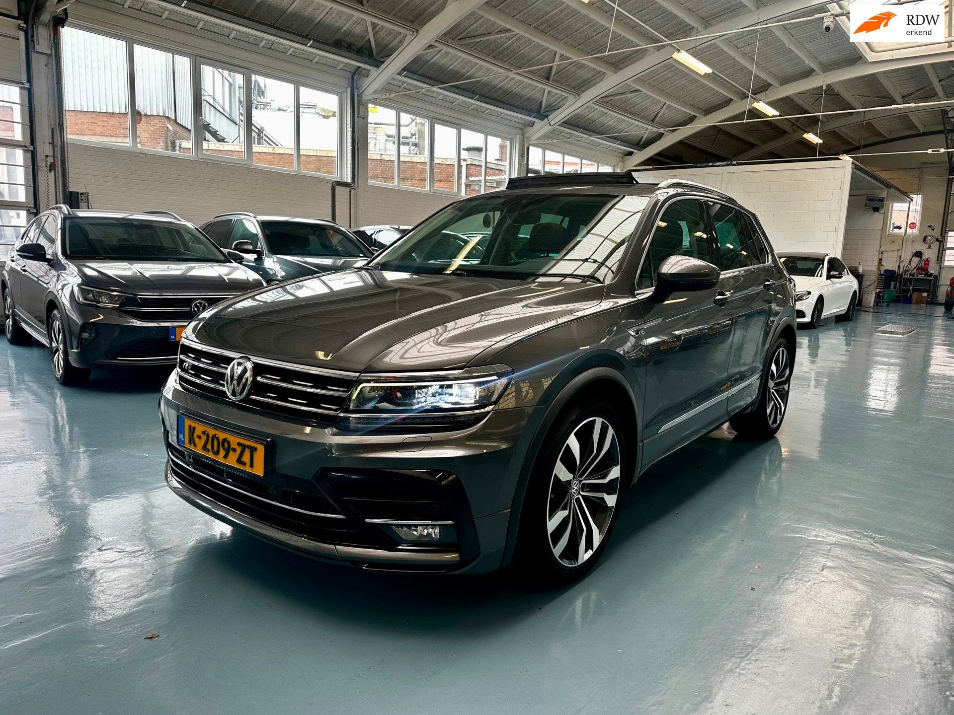 Volkswagen Tiguan R-Line 4-Motion Pano/360 Camera/Trekhaak, Automaat, Gebruikt, Euro 6, 4 cilinders